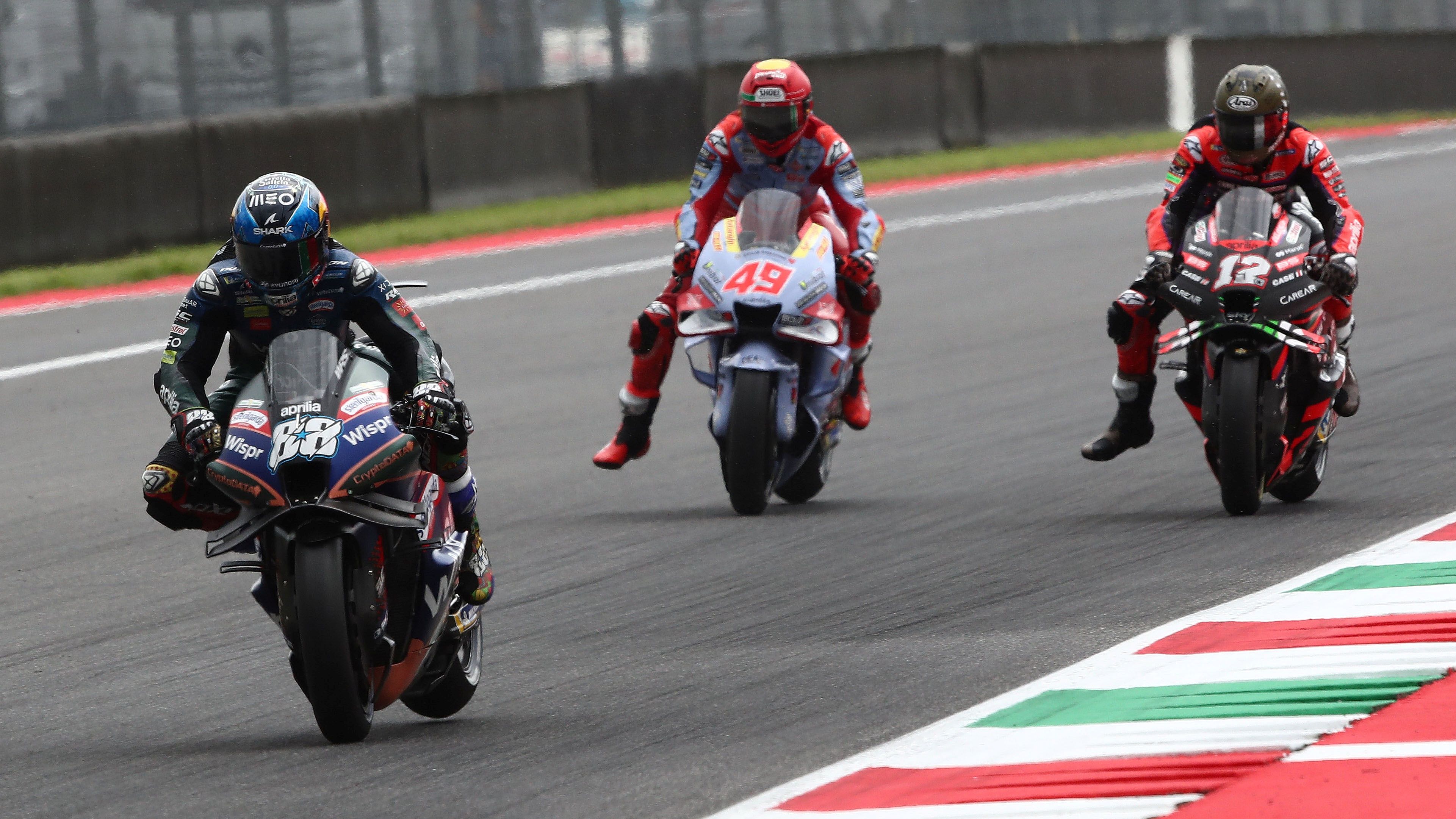 Miguel Oliveira frena delante de Maverick Viñales y Fabio Di Giannantonio, MotoGP Mugello 2023