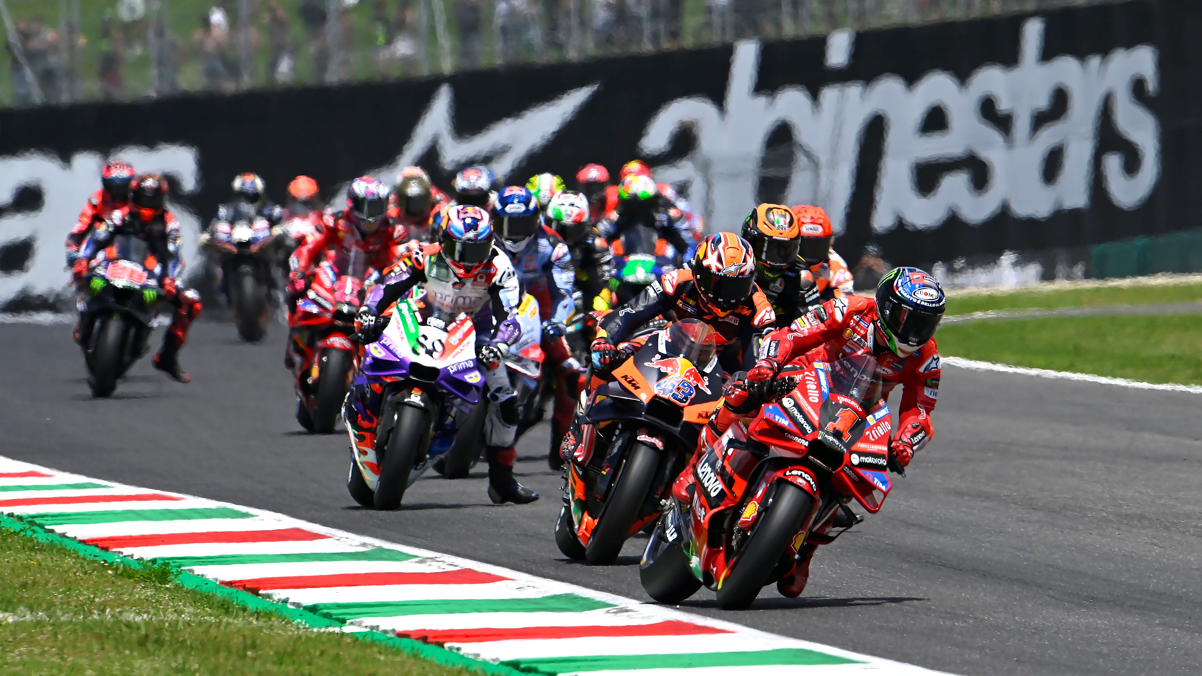 Pecco Bagnaia comanda en la salida delante de Jack Miller, MotoGP Mugello 2023