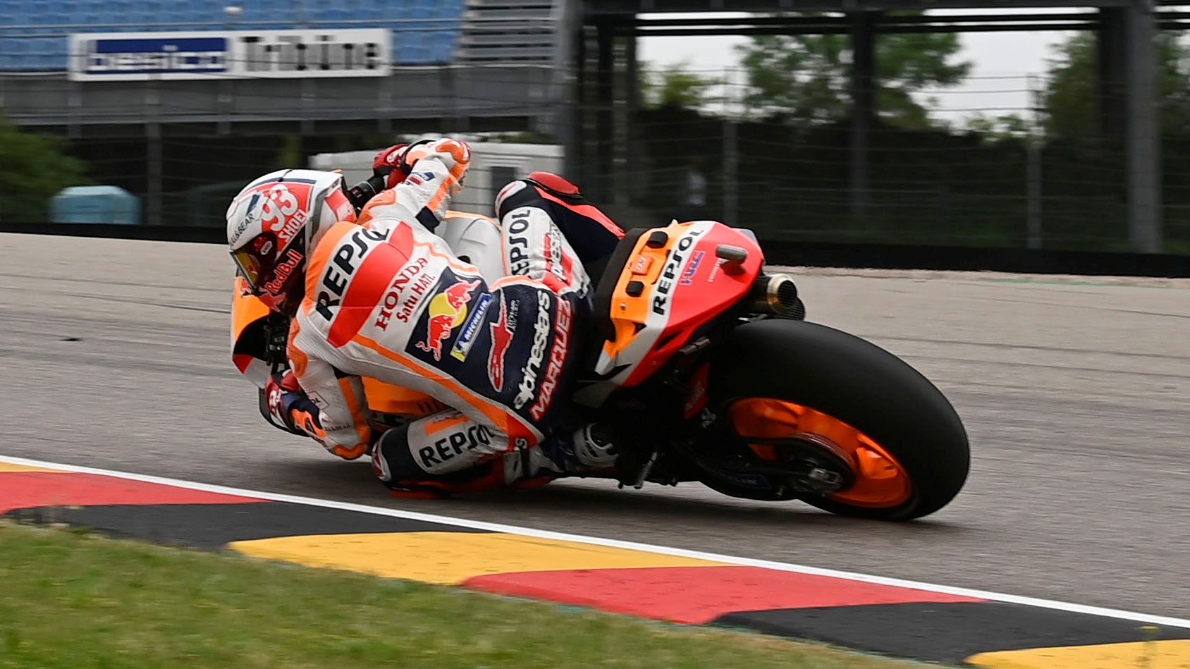 Marc Márquez trazando una de las curvas a izquierdas de Sachsenring en el GP de Alemania