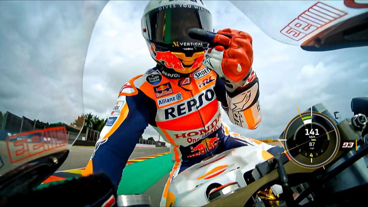 Momento en el que la cámara onboard de Marc Márquez capta la peineta del español.
