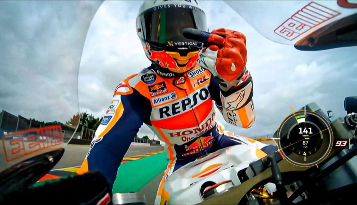 Momento en el que la cámara onboard de Marc Márquez capta la peineta del español. Momento en el que la cámara onboard de Marc Márquez capta la peineta del español.