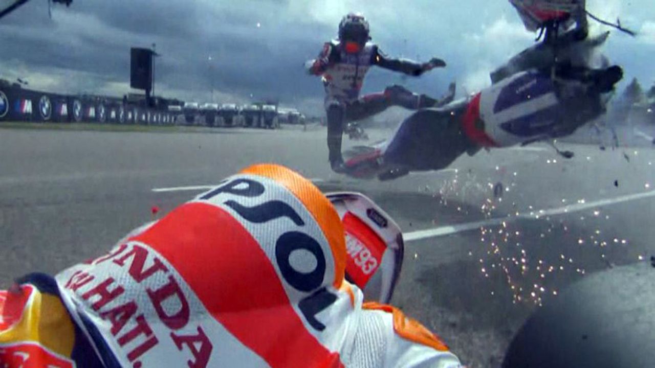 Momento en el que Marc Márquez y Johann Zarco acaban por los suelos.