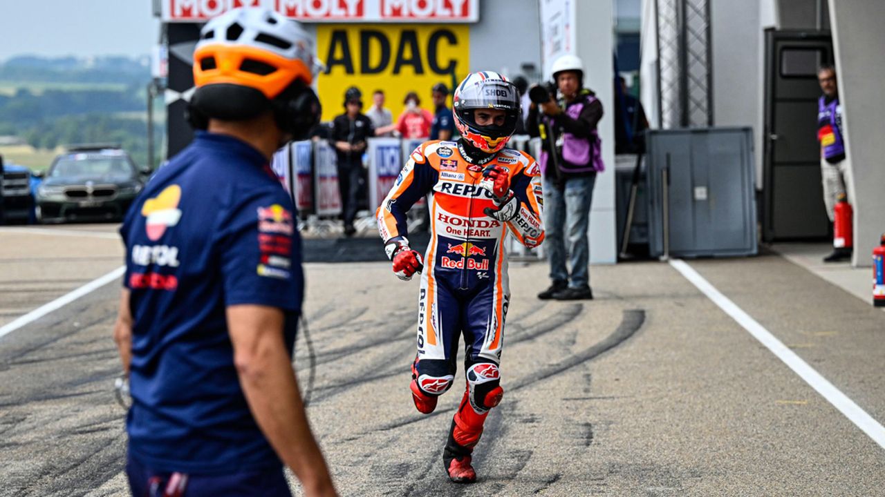 Marc Márquez corre hacía su moto después de una de sus tres caídas en la qualy.