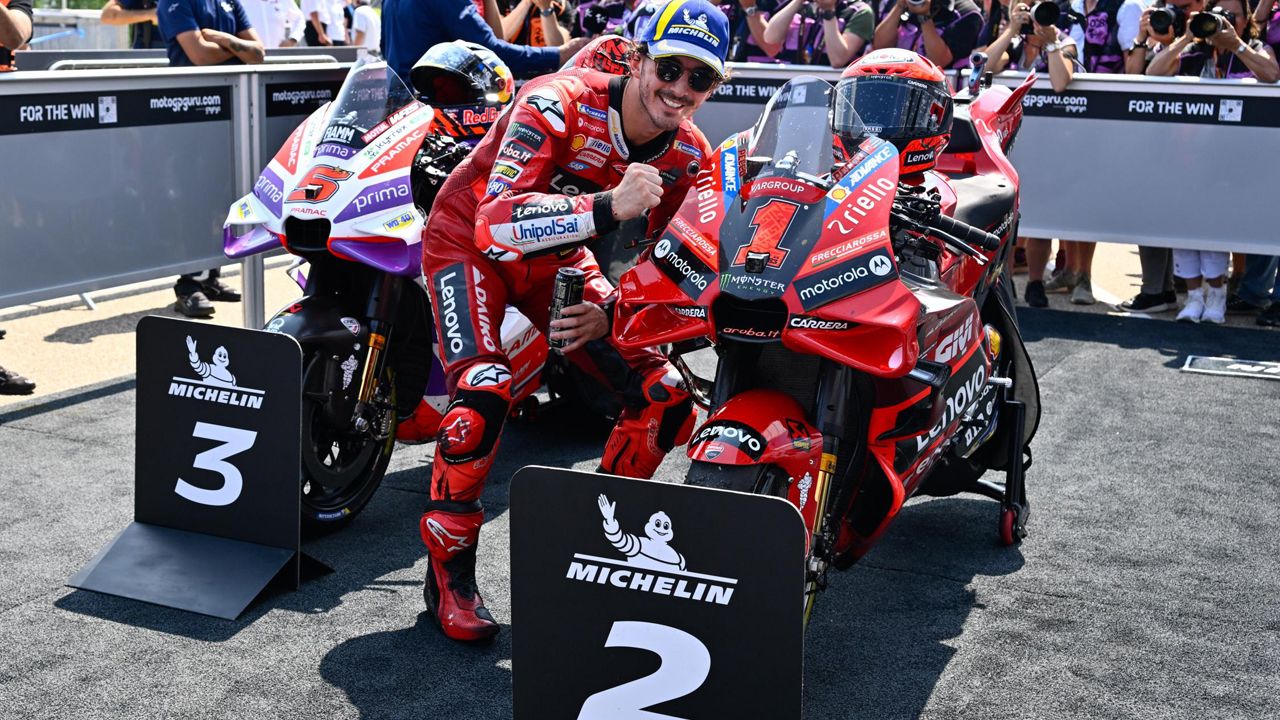 Pecco Bagnaia celebra en el parque cerrado un nuevo podio en 2023. 