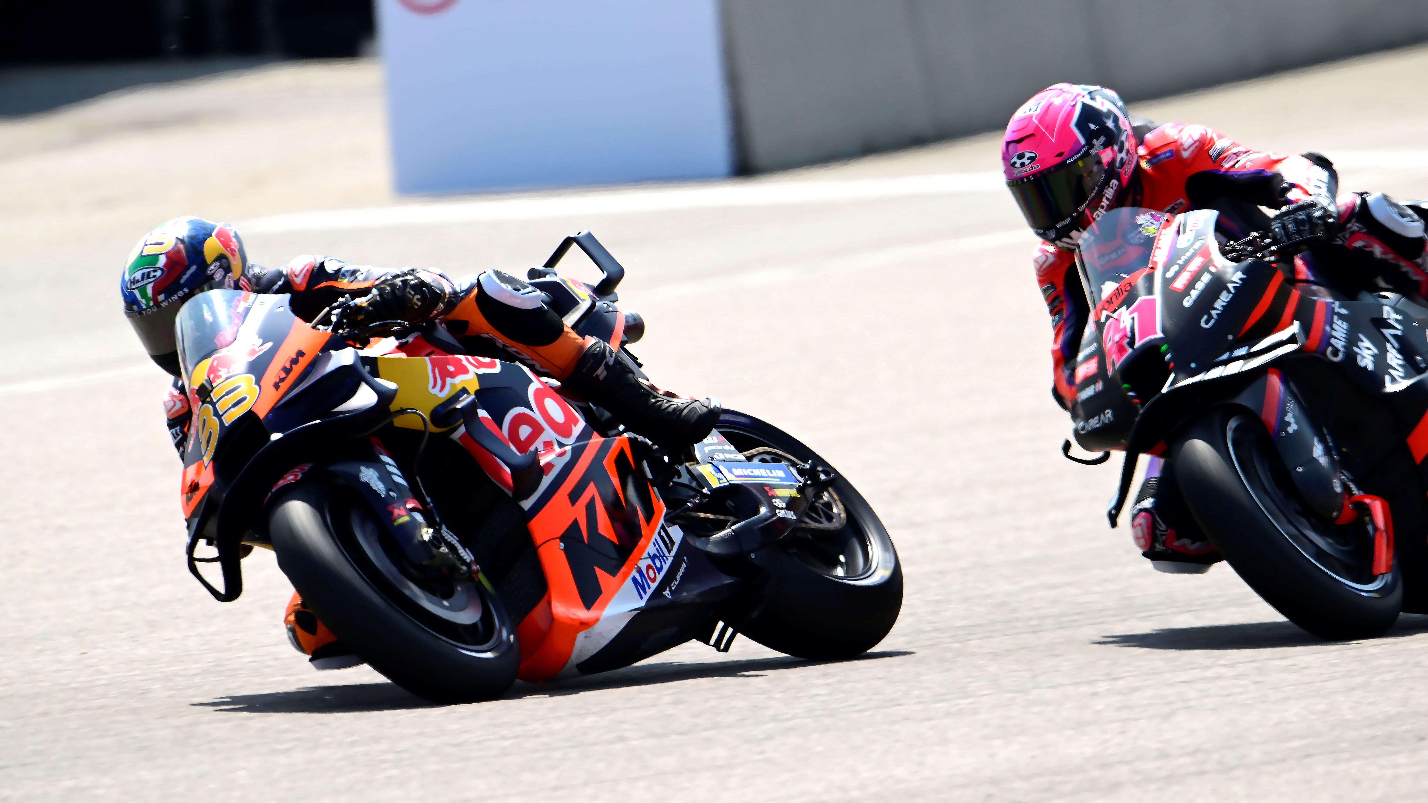 Brad Binder seguido por Aleix Espargaró, MotoGP Sachsenring 2023