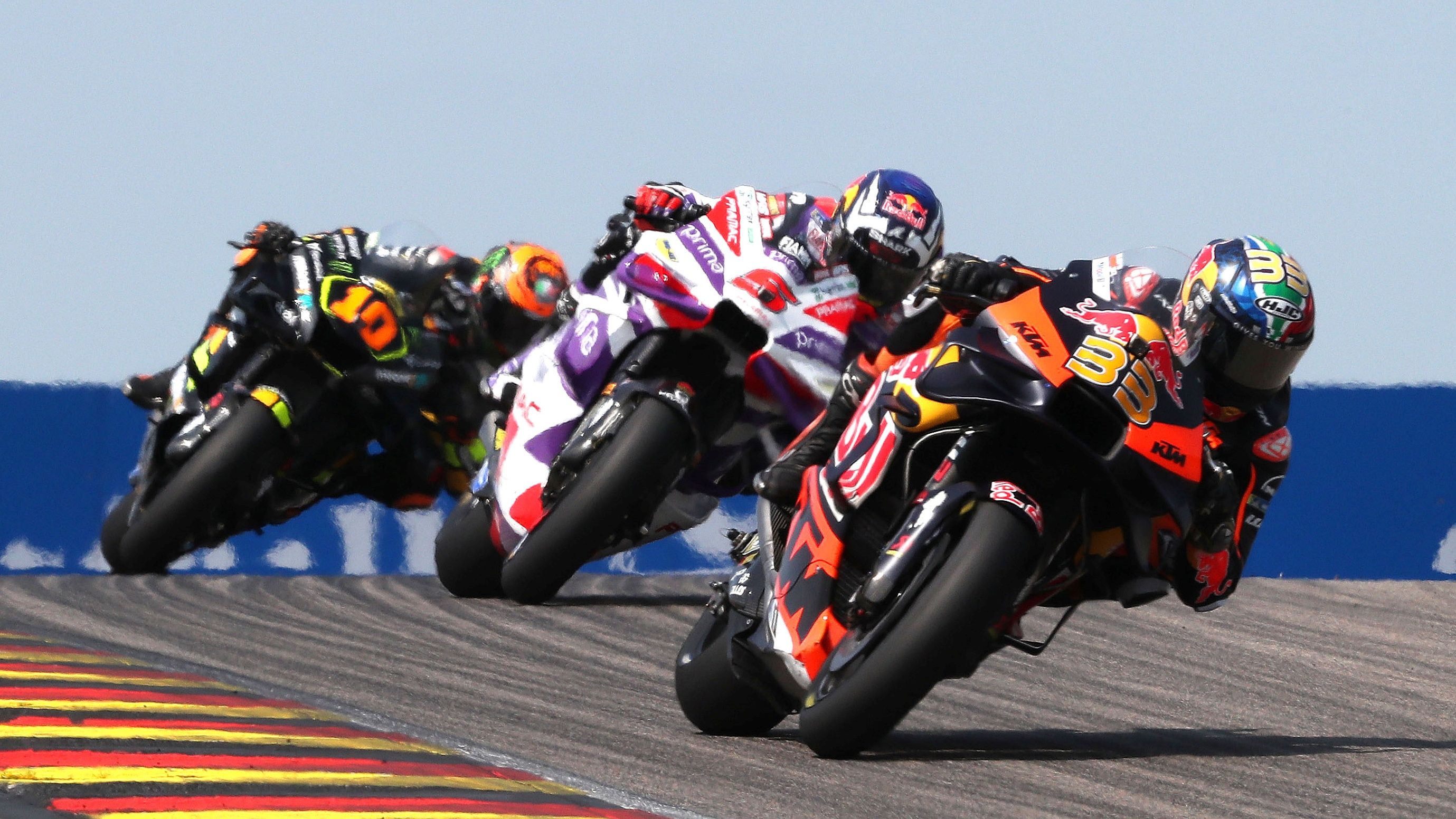 Brad Binder seguido por Johann Zarco y Luca Marini, MotoGP Sachsenring 2023