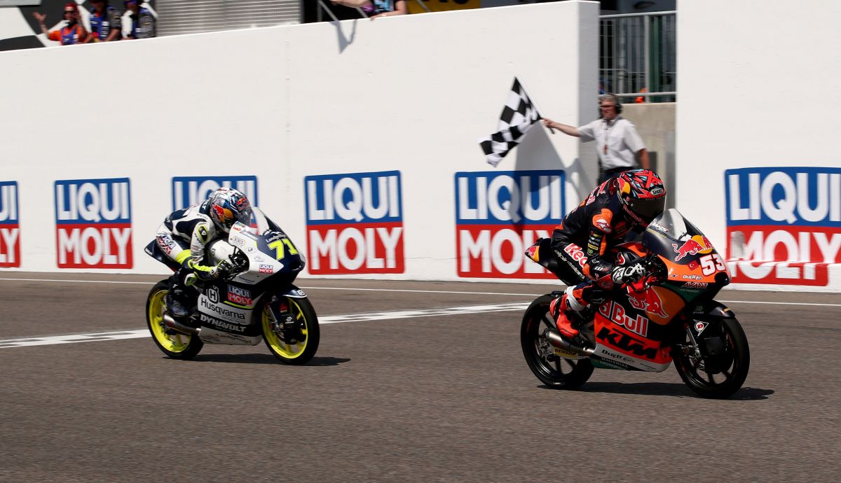Deniz Oncu se lleva su primera victoria ante Ayumu Sasaki, Moto3 Sachsenring 2023 Deniz Oncu se lleva su primera victoria ante Ayumu Sasaki, Moto3 Sachsenring 2023