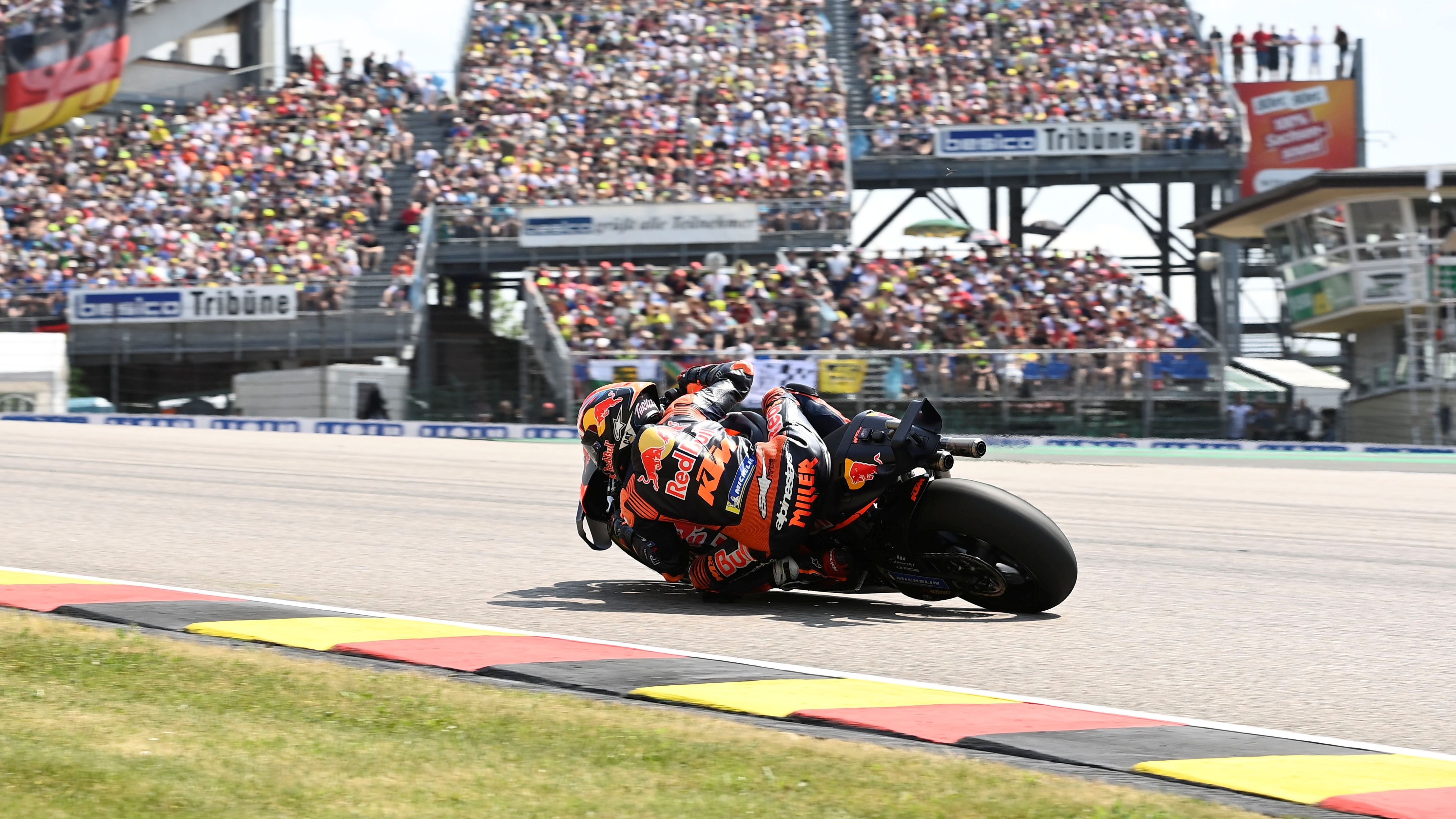 Jack Miller inclinando ante la grada, MotoGP Sachsenring 2023