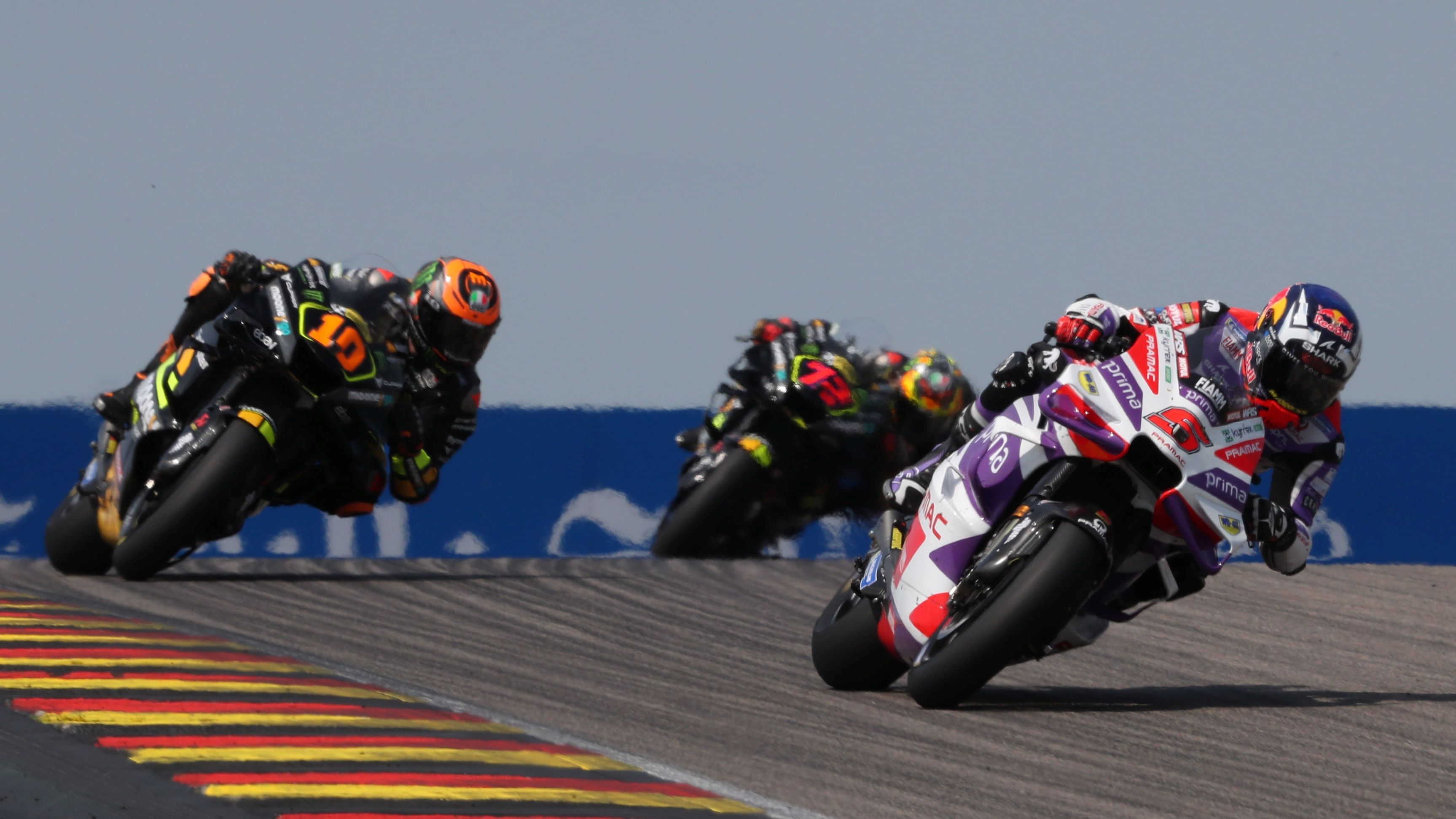 Johann Zarco seguido por Luca Marini y Marco Bezzecchi, MotoGP Sachsenring 2023