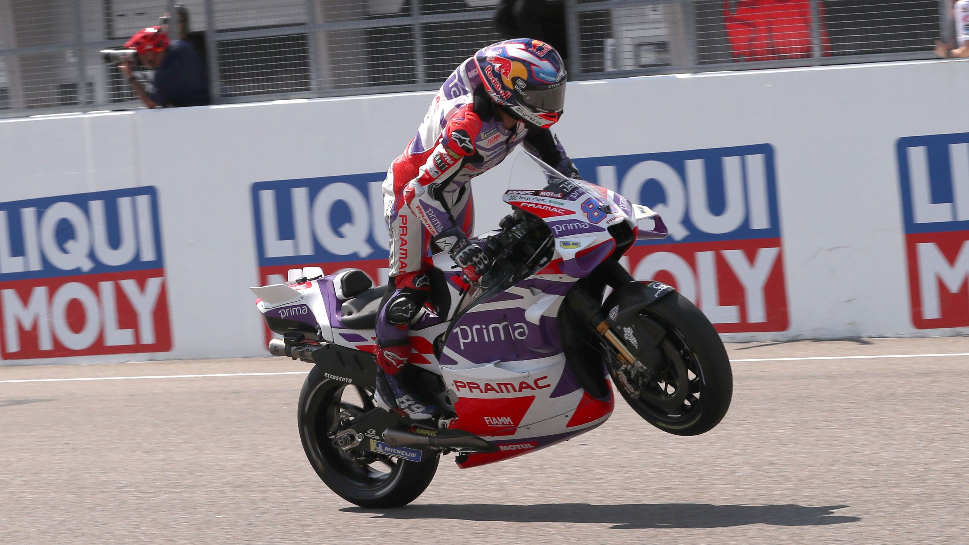 Jorge Martín entra en meta haciendo un caballito, MotoGP Sachsenring 2023