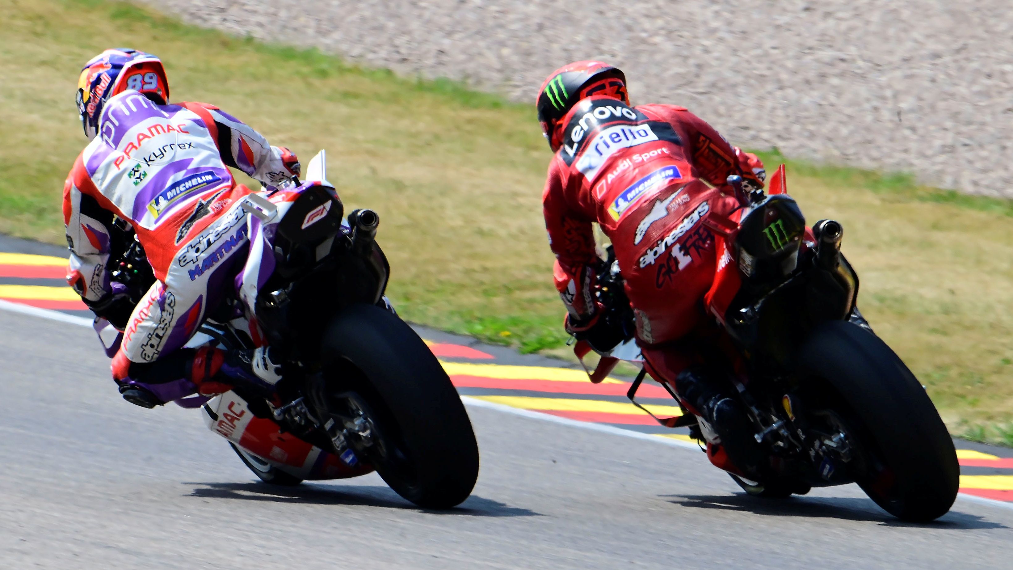 Jorge Martín se mete por dentro de Pecco Bagnaia, MotoGP Sachsenring 2023