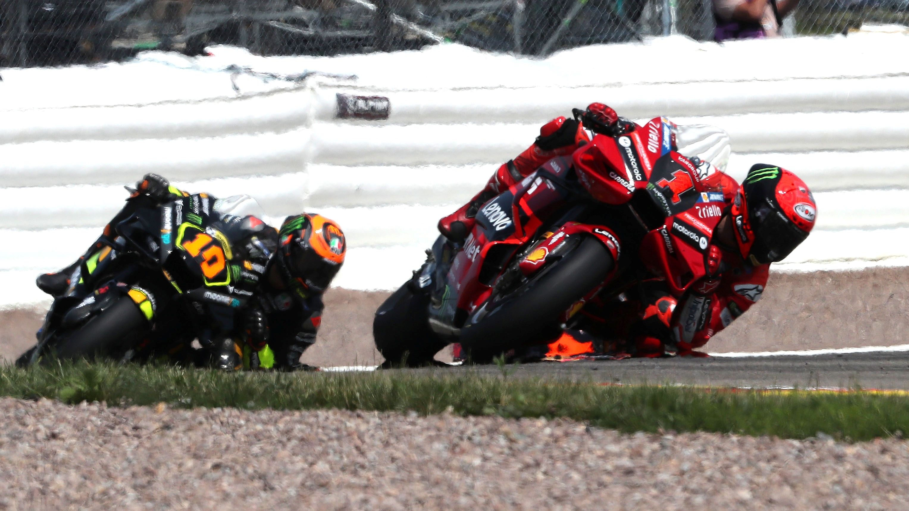 Pecco Bagnaia seguido por Luca Marini, MotoGP Sachsenring 2023