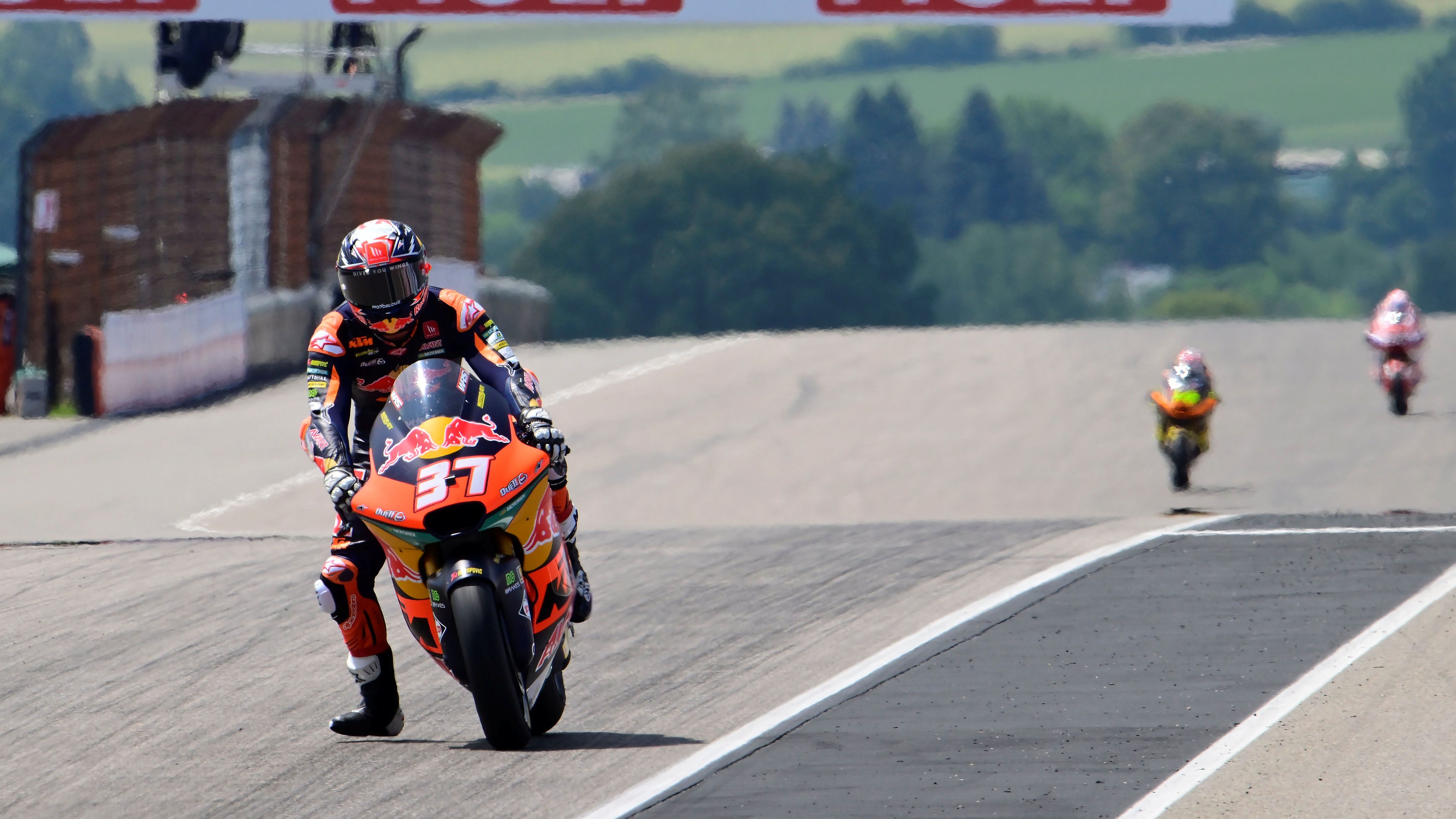 Pedro Acosta pone un mundo de distancia, Moto2 Sachsenring 2023
