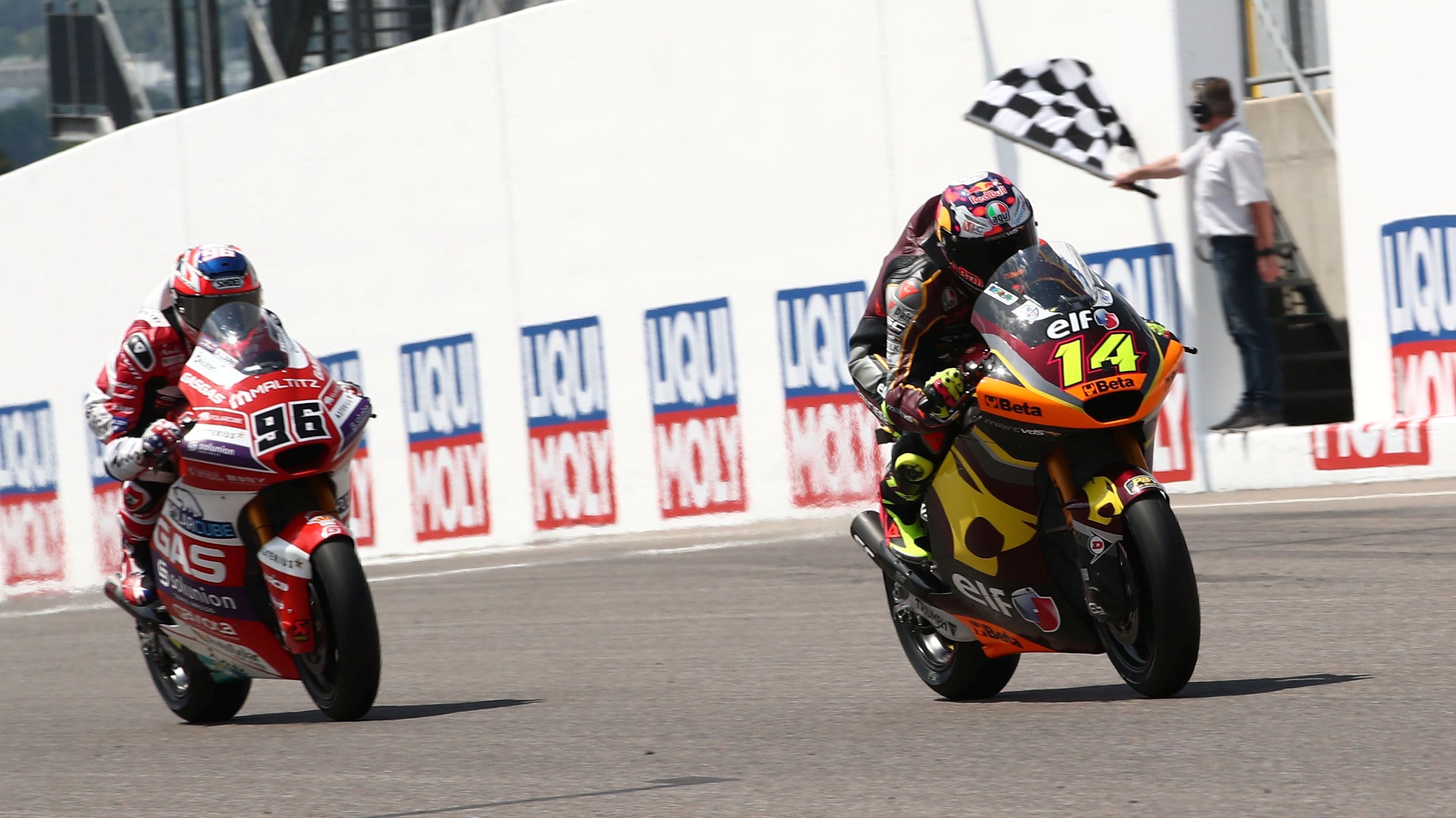 Tony Arbolino entra en meta delante de Jake Dixon, Moto2 Sachsenring 2023