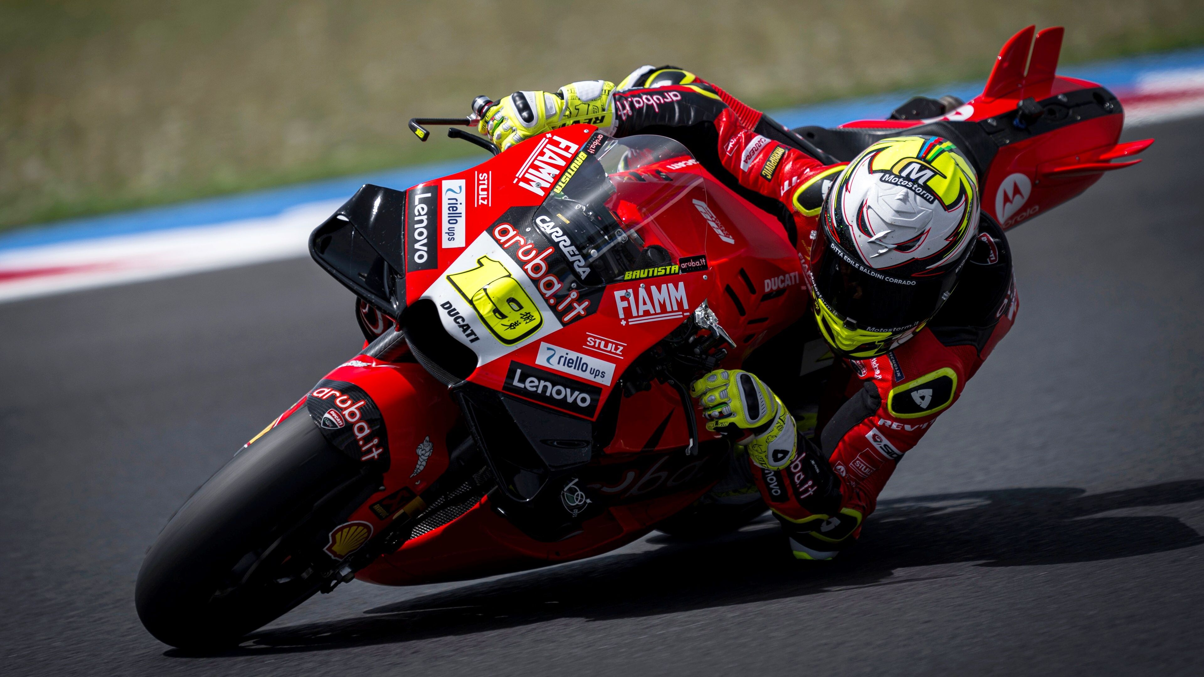 Álvaro Bautista sobre la Ducati Desmosedici de MotoGP