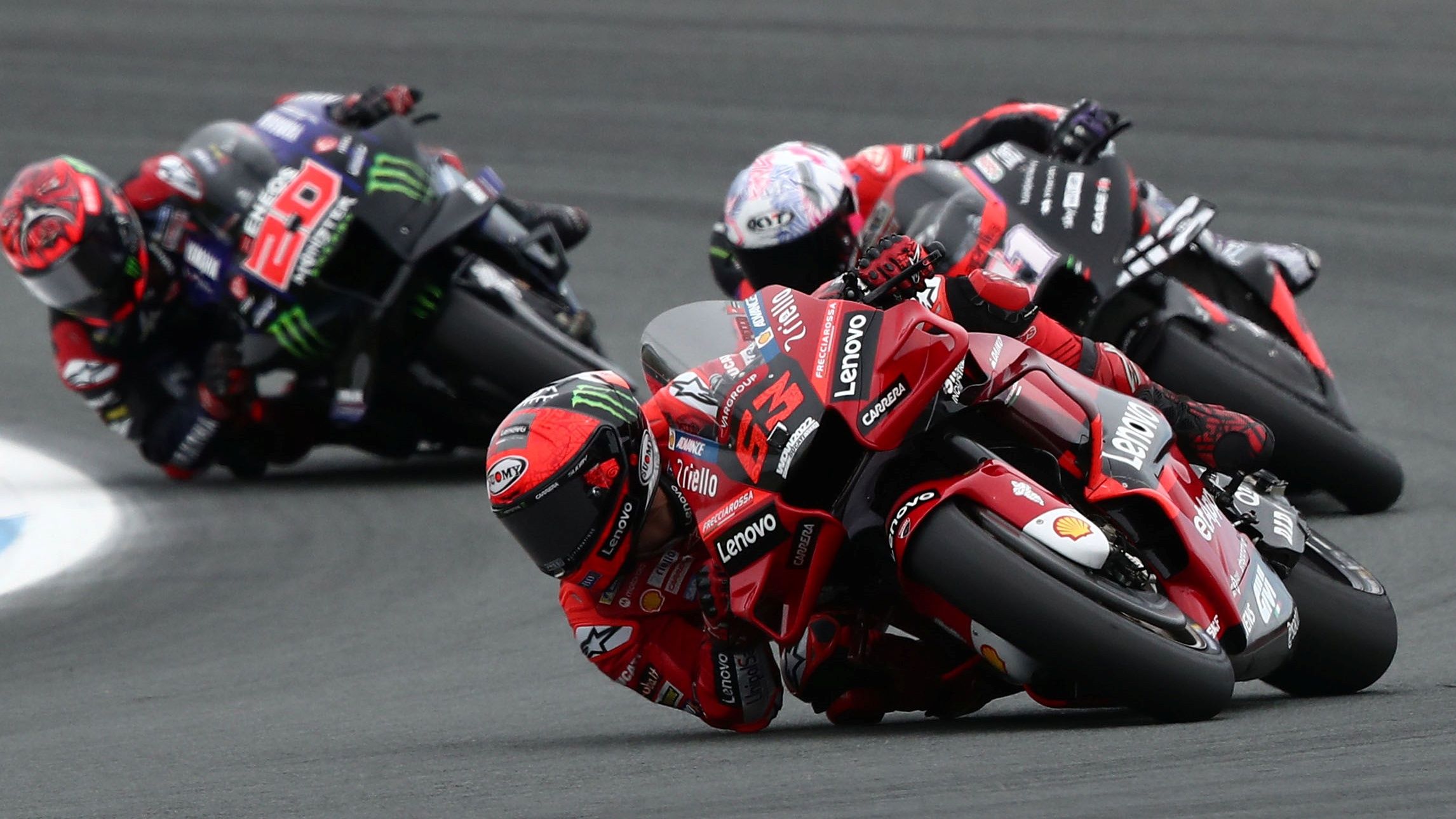 Pecco Bagnaia seguido por Aleix Espargaró y Fabio Quartararo en la última carrera de MotoGP en Assen