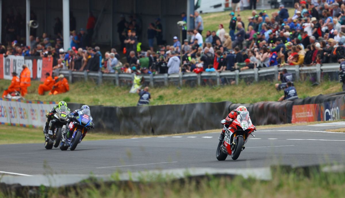 Glenn Irwin se escapa de Jason O'Halloran y Kyle Ryde