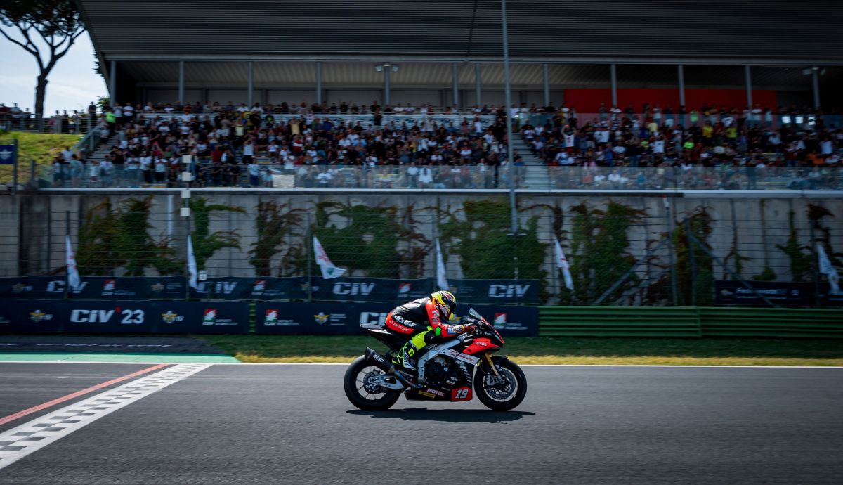 Luca Bernardi logró su primera victoria en el CIV Superbike Luca Bernardi logró su primera victoria en el CIV Superbike