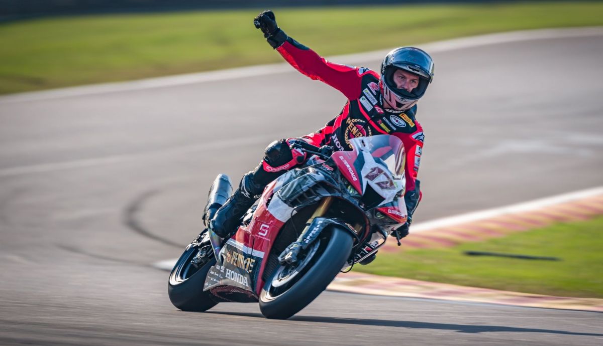 Troy Herfoss festeja el doblete con el que se acerca al liderato del ASBK Troy Herfoss festeja el doblete con el que se acerca al liderato del ASBK