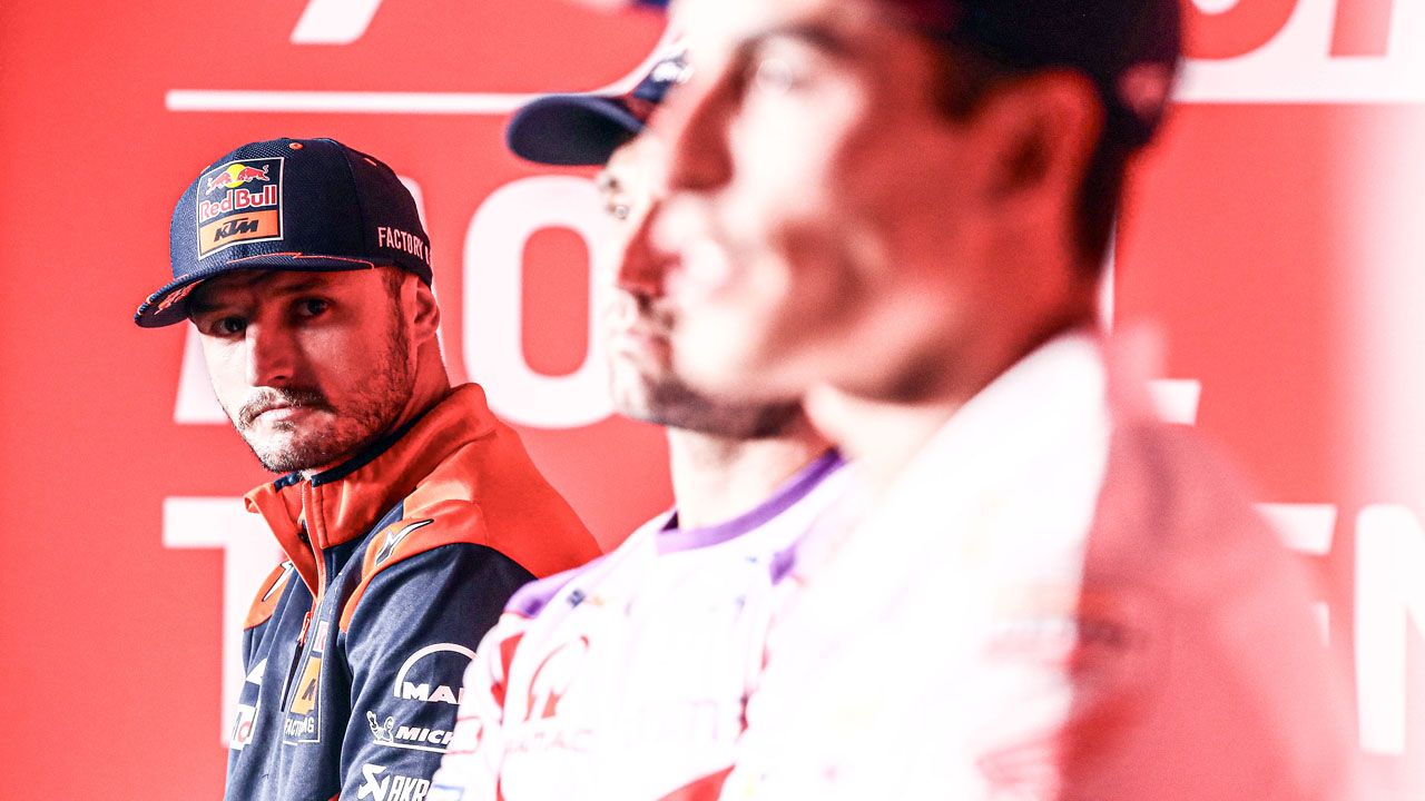 Jack Miller observa a Marc Márquez en la rueda de prensa de Assen.