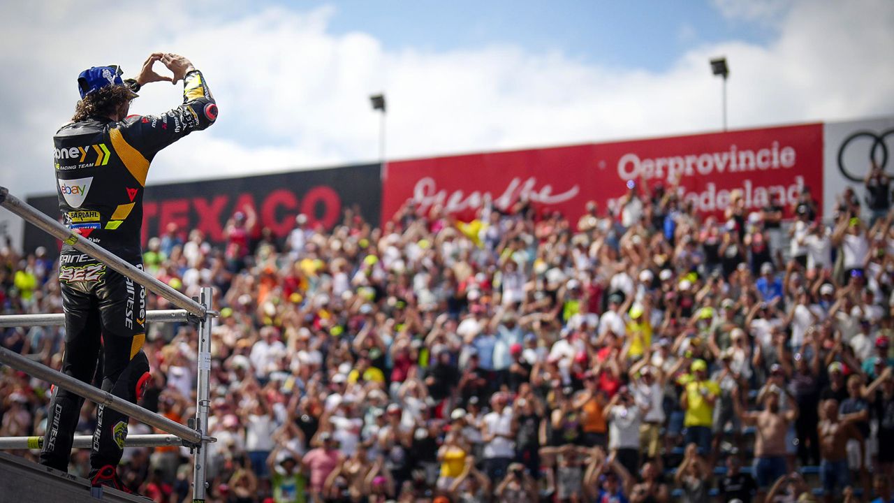 Marco Bezzecchi celebra su victoria en el sprint con el público de Assen.