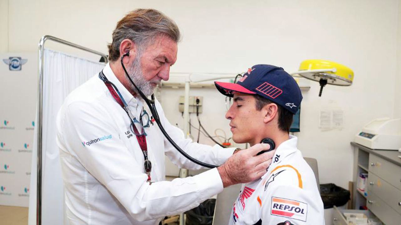 Ángel Charte durante una revisión a Marc Márquez en el centro médico Quirónsalud de MotoGP