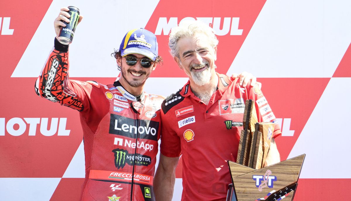 Pecco Bagnaia celebró con Gigi Dall'Igna su victoria en Assen. Pecco Bagnaia celebró con Gigi Dall'Igna su victoria en Assen.
