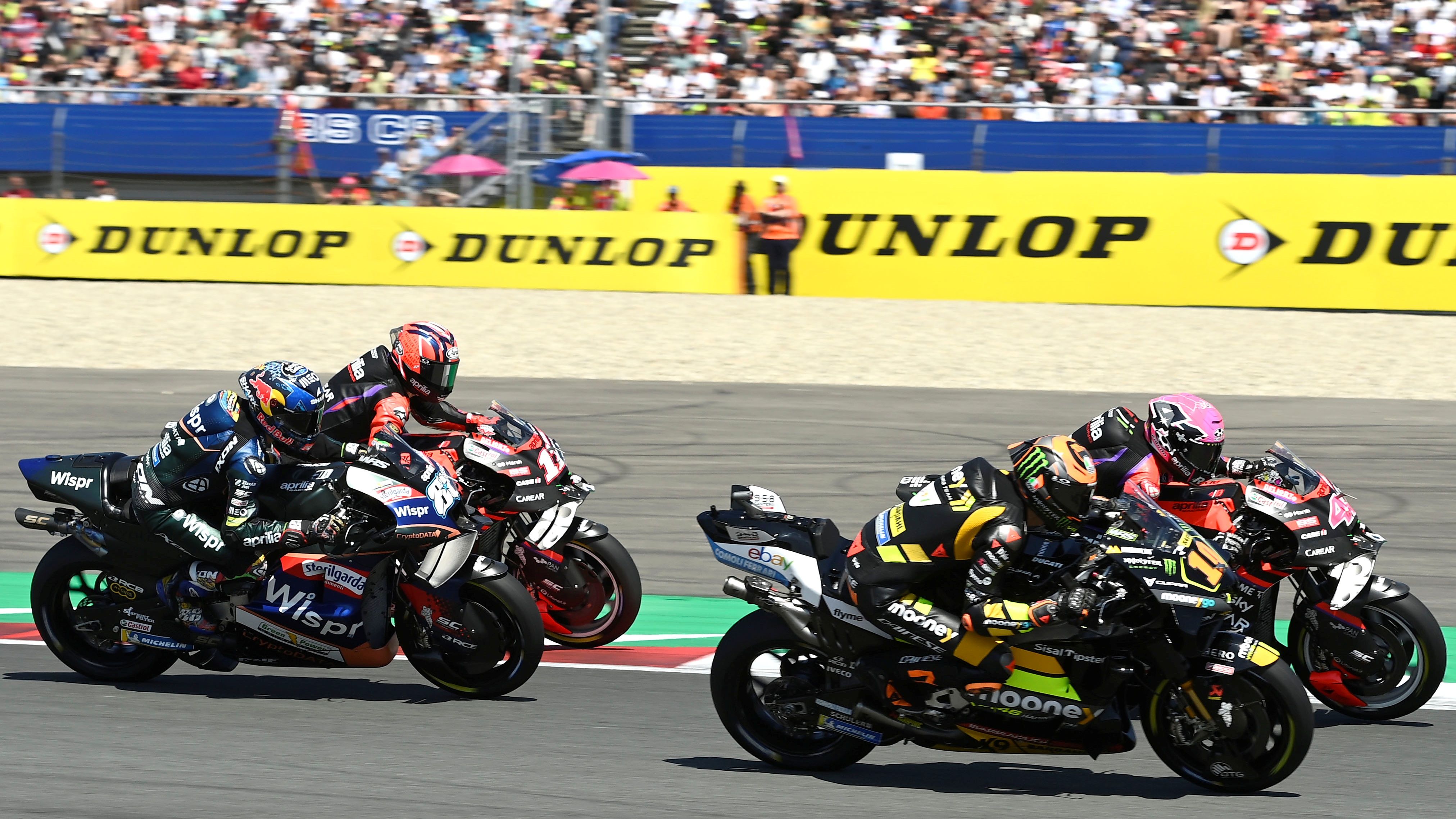 Aleix Espargaró y Luca Marini emparejados delante de Maverick Viñales y Miguel Oliveira, MotoGP Assen 2023