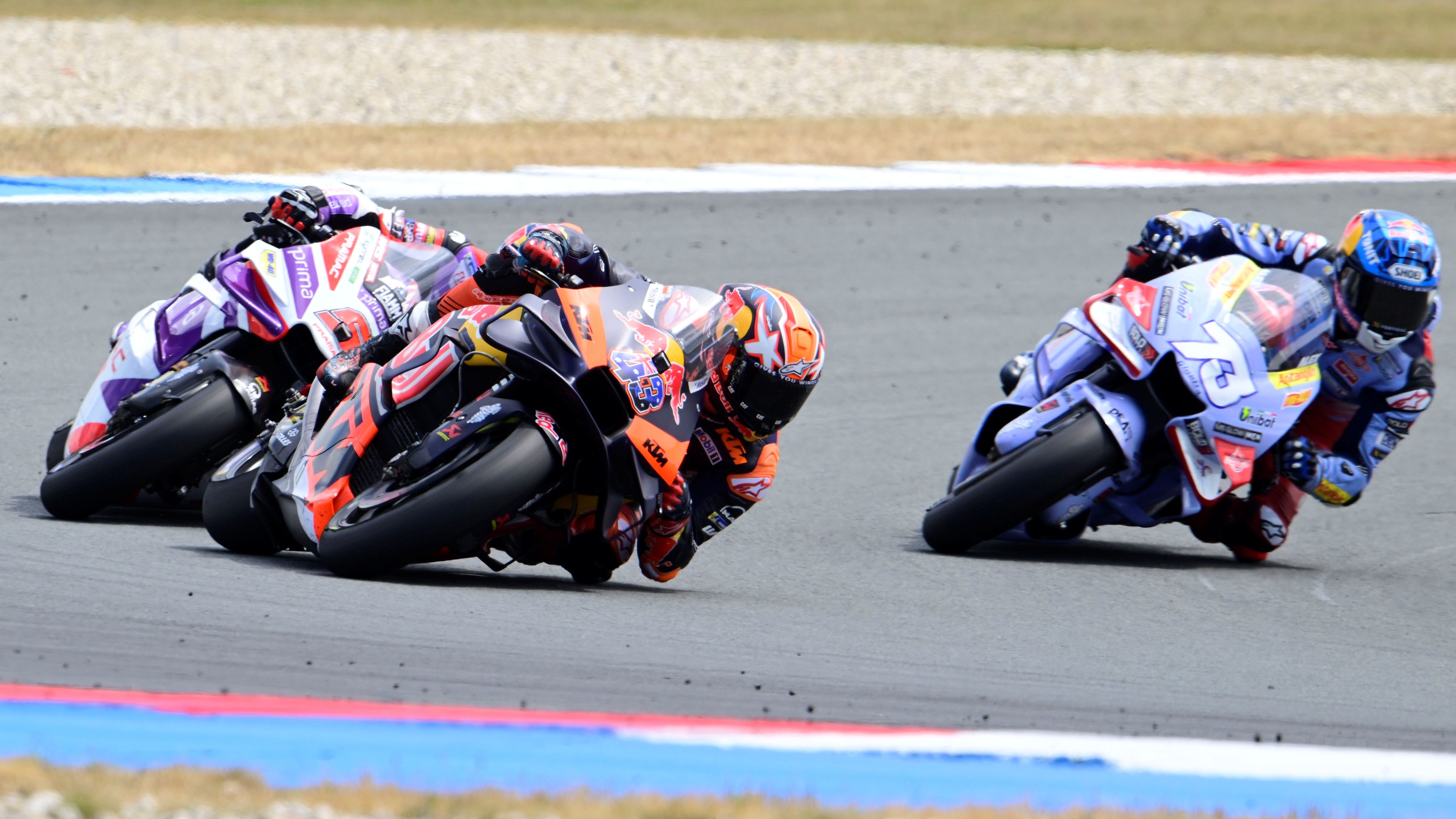Álex Márquez busca el interior de Jack Miller y Johann Zarco, MotoGP Assen 2023