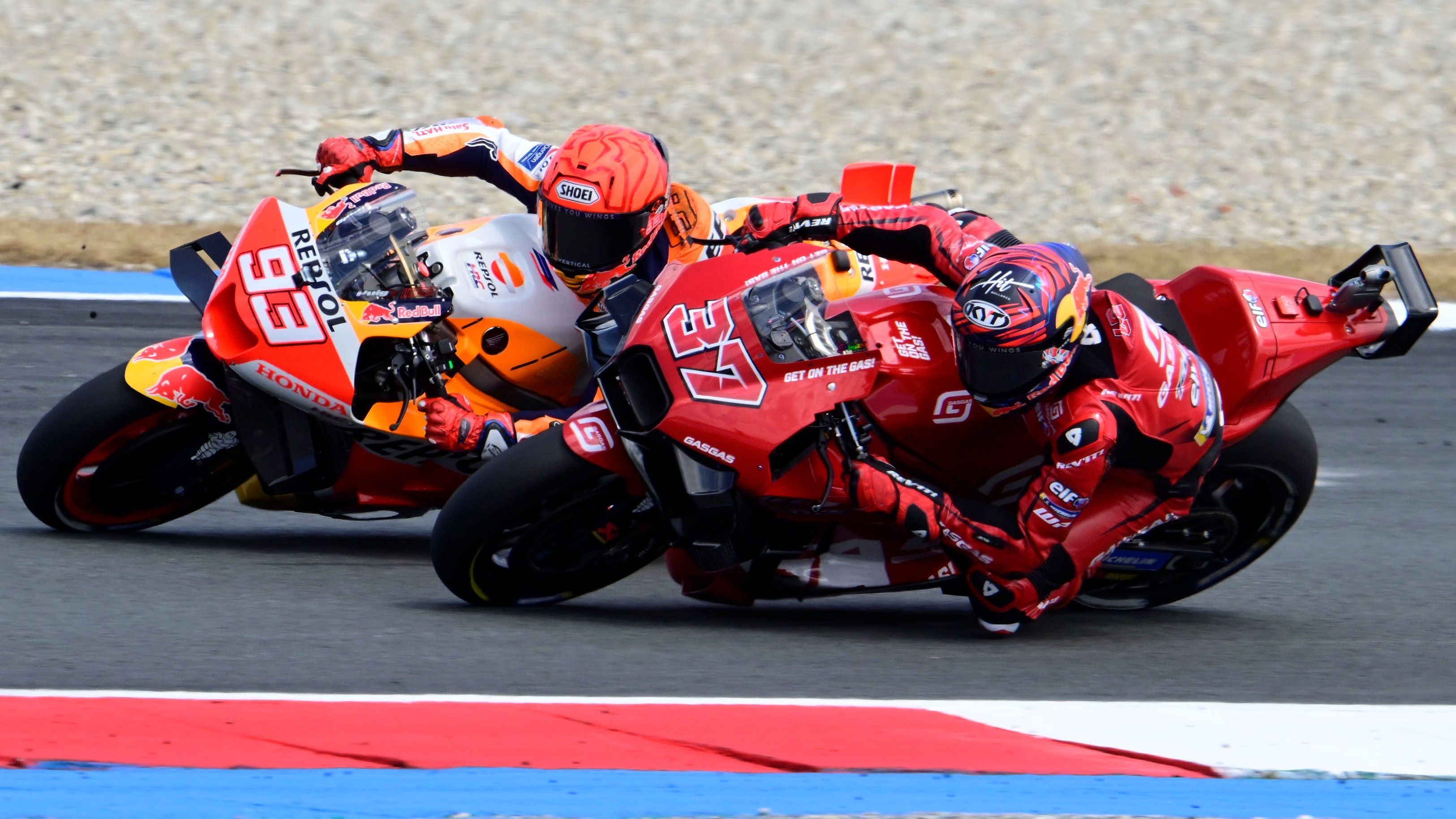 Augusto Fernández se cuela por el interior de Marc Márquez, MotoGP Assen 2023