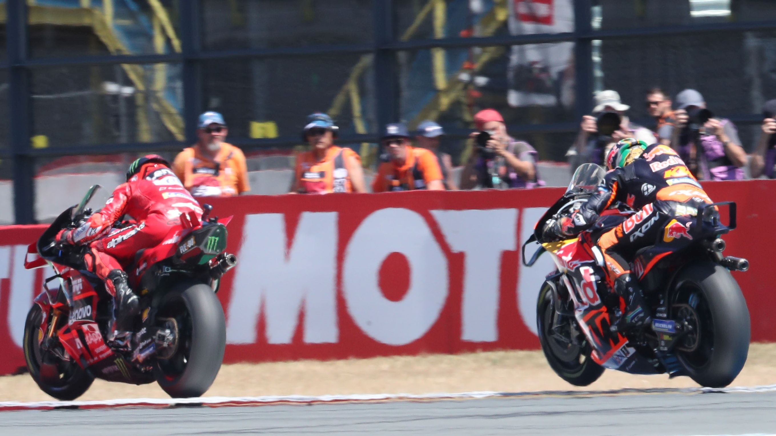 Brad Binder persigue a Pecco Bagnaia, MotoGP Assen 2023