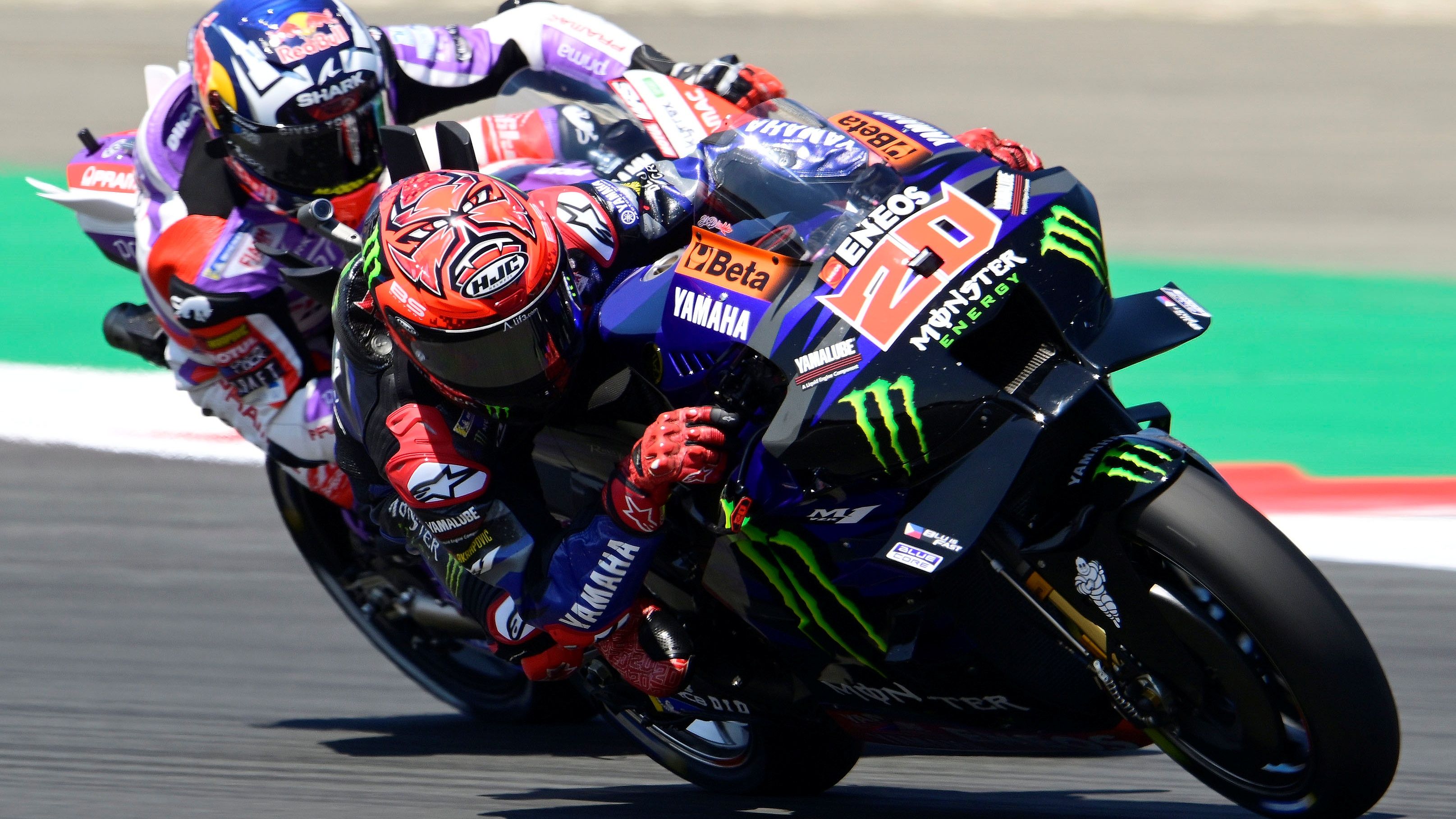 Fabio Quartararo con Johann Zarco pegado, MotoGP Assen 2023