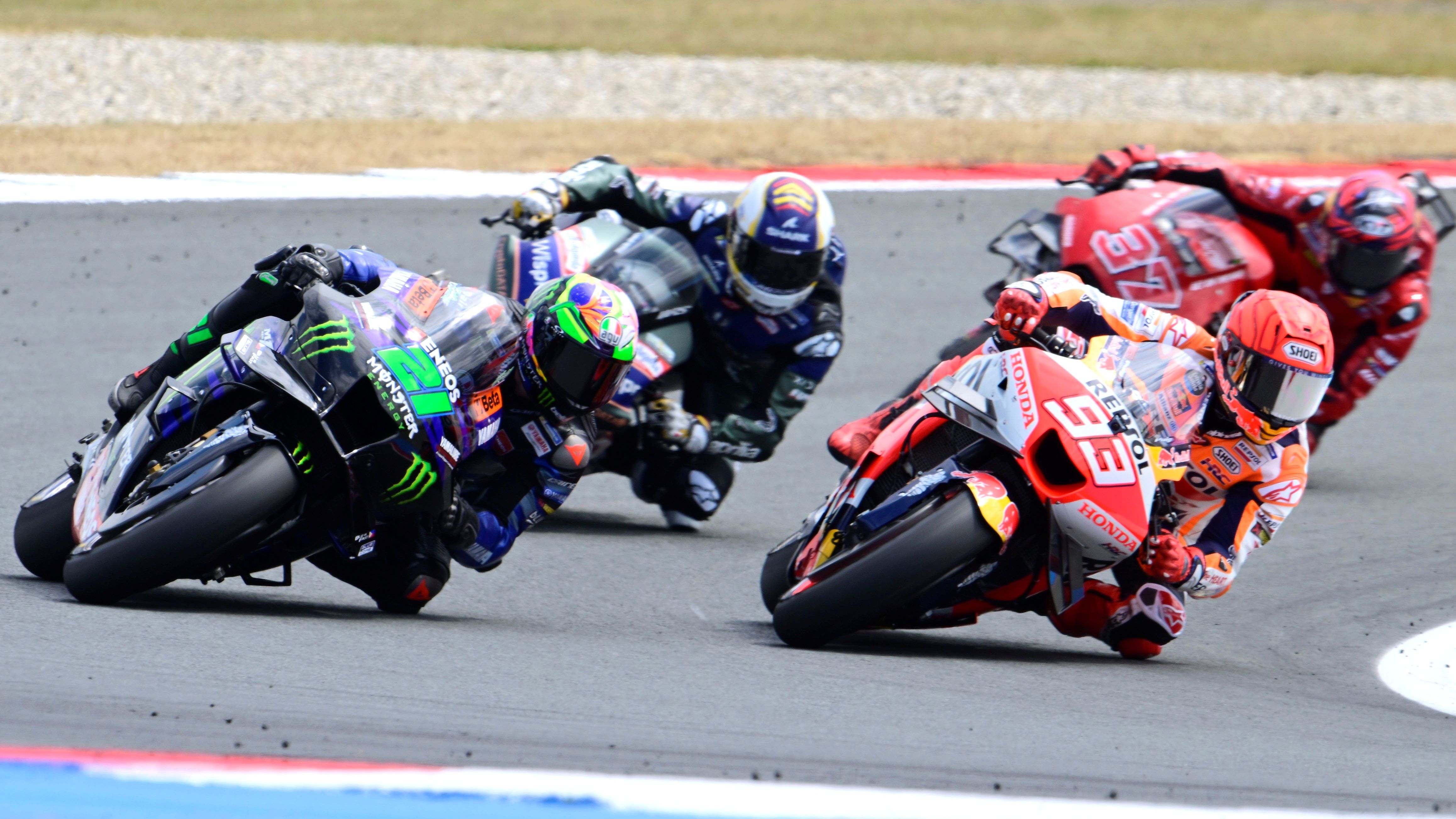 Marc Márquez pasa a Franco Morbidelli delante de Raúl Fernández y Augusto Fernández, MotoGP Assen 2023
