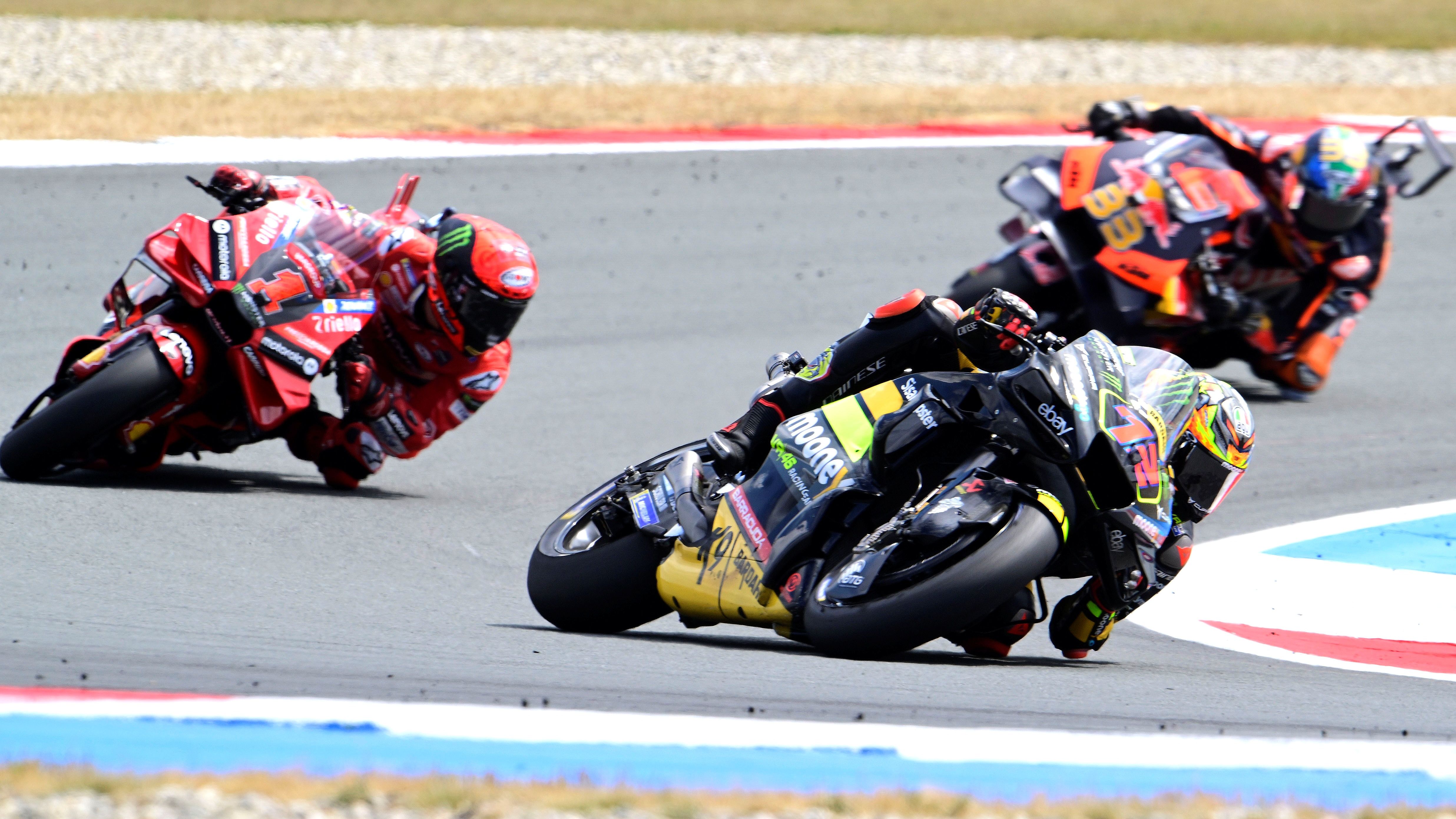 Marco Bezzecchi comanda ante Pecco Bagnaia y Brad Binder, MotoGP Assen 2023