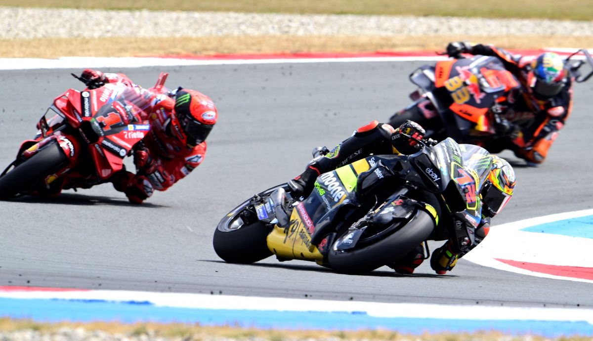 Marco Bezzecchi comanda ante Pecco Bagnaia y Brad Binder, MotoGP Assen 2023 Marco Bezzecchi comanda ante Pecco Bagnaia y Brad Binder, MotoGP Assen 2023