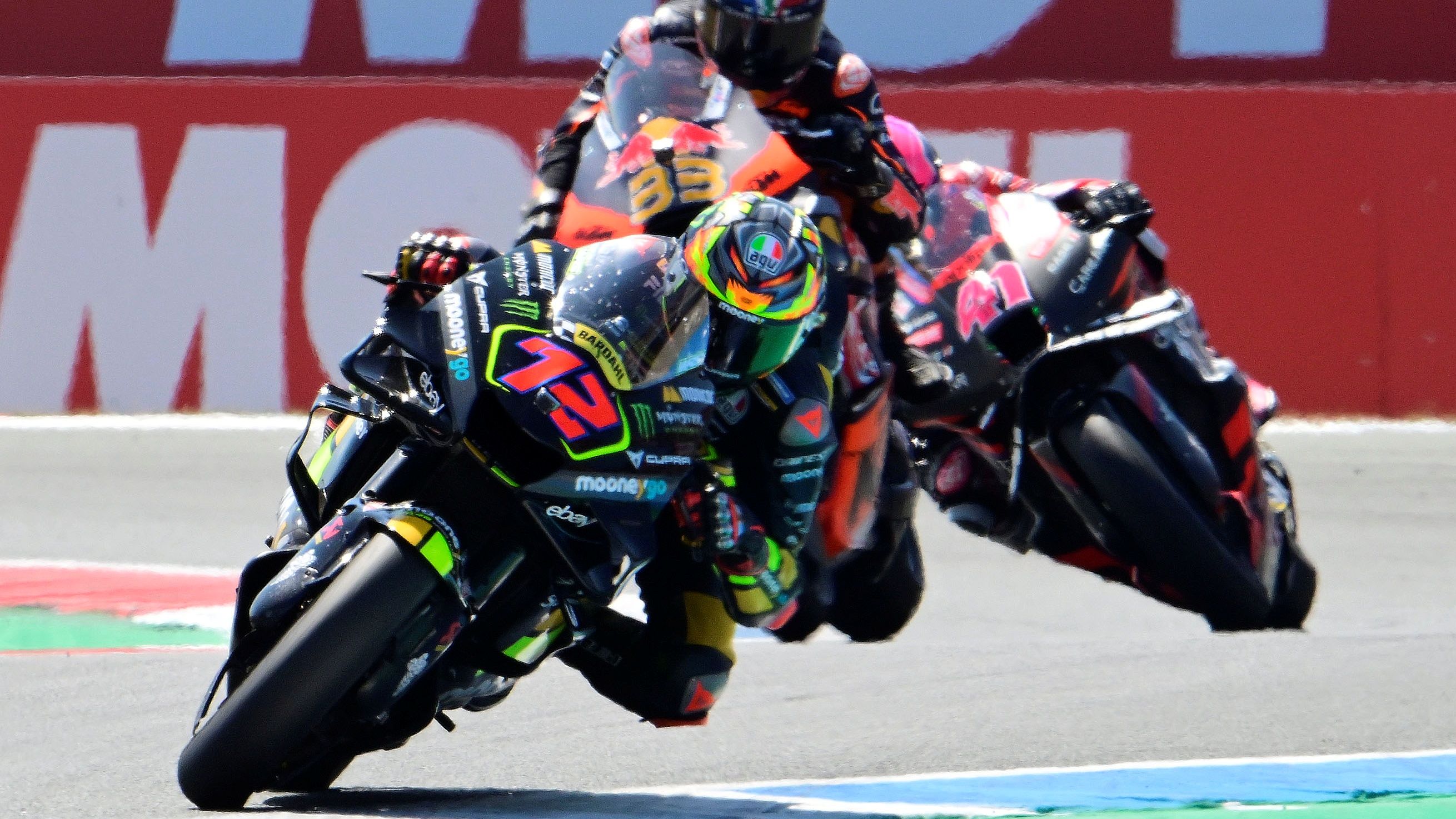 Marco Bezzecchi seguido por Brad Binder y Aleix Espargaró, MotoGP Assen 2023