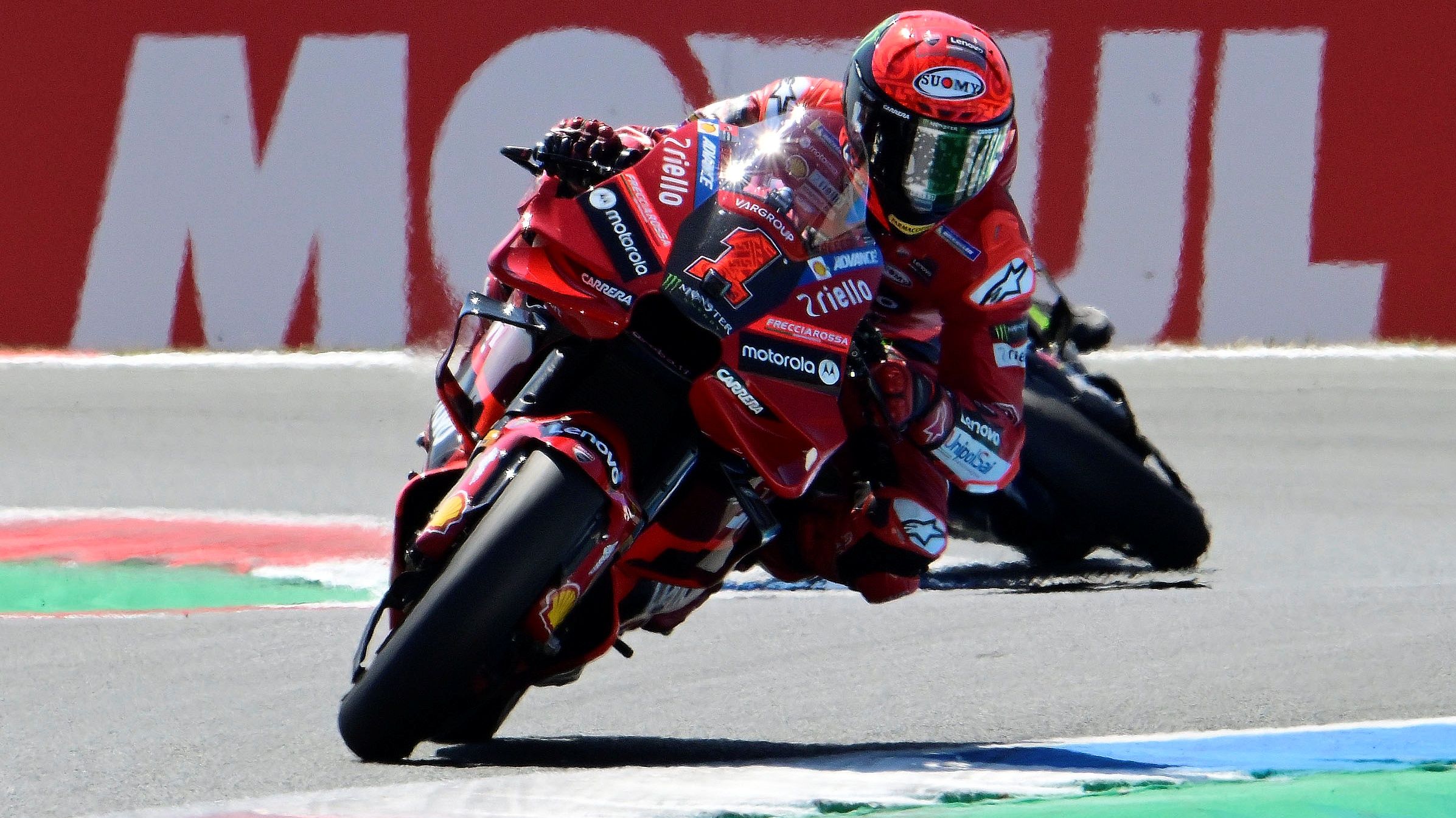 Pecco Bagnaia trazando la mítica chicane, MotoGP Assen 2023