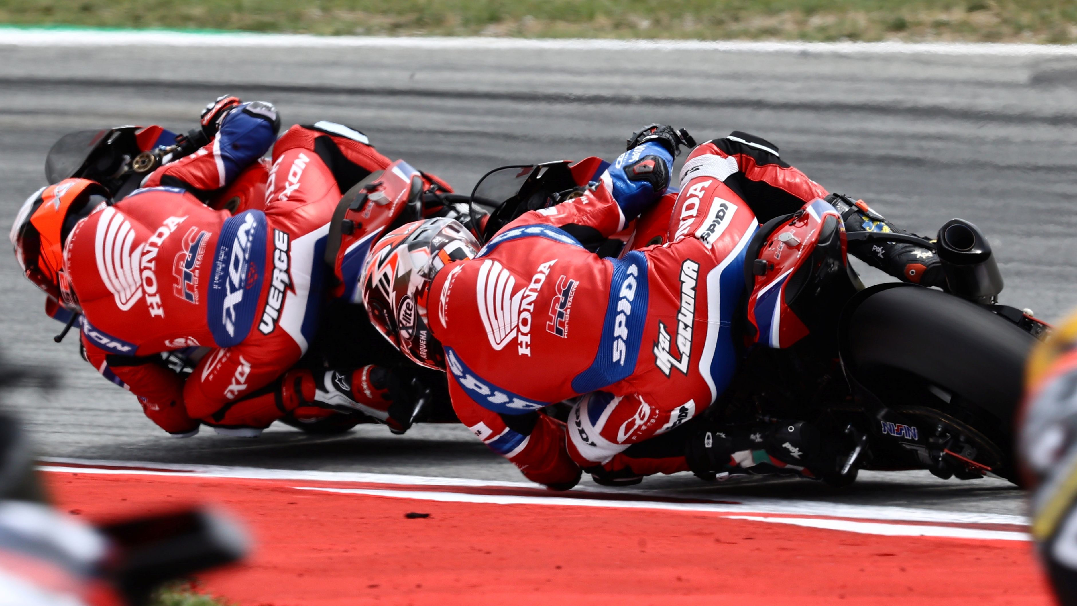 Xavi Vierge e Iker Lecuona totalmente pegados, WSBK Barcelona 2023
