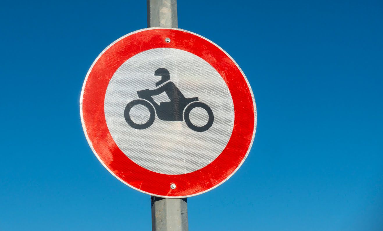 Señal de entrada prohibida a motocicletas
