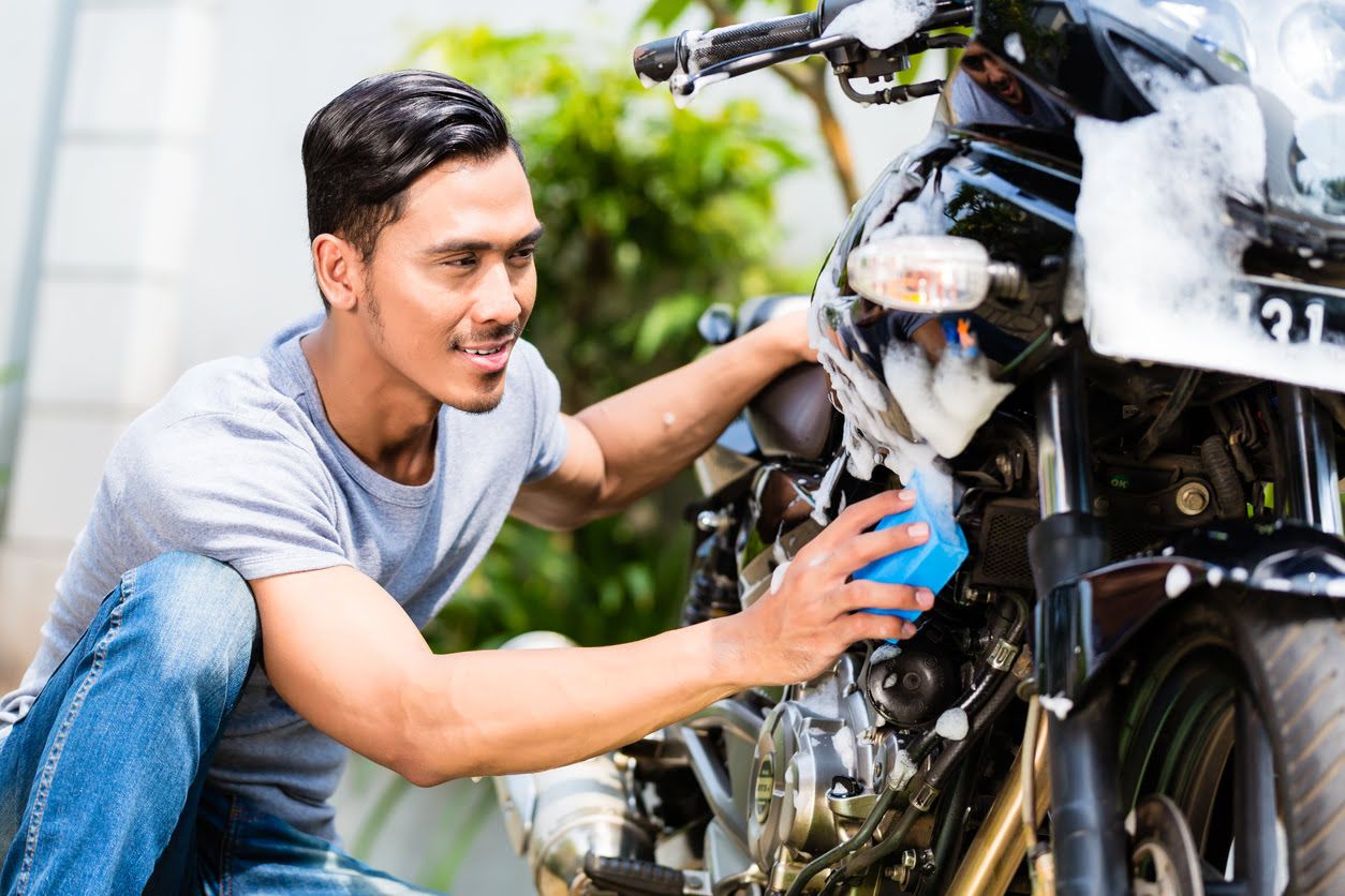 Limpiar los mosquitos en las motos