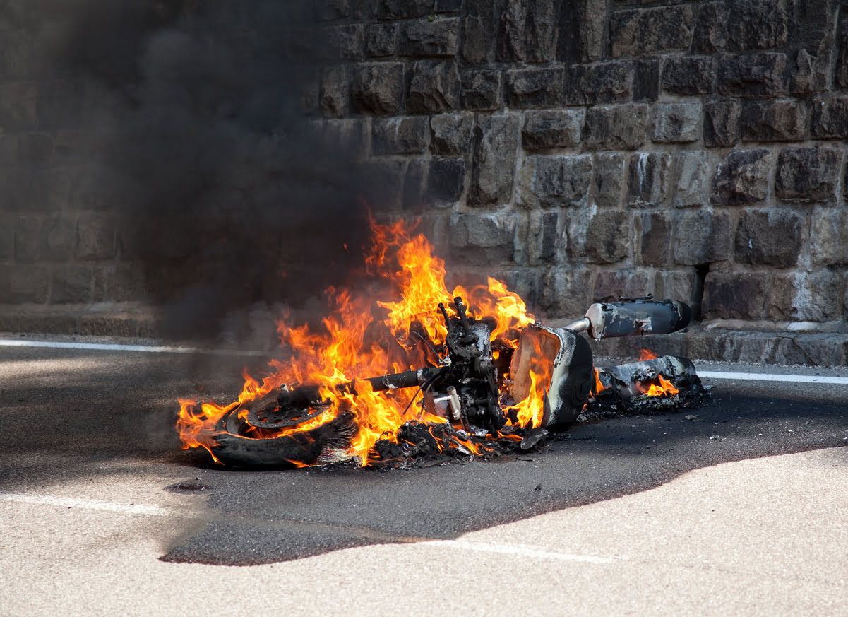 Moto incendiada