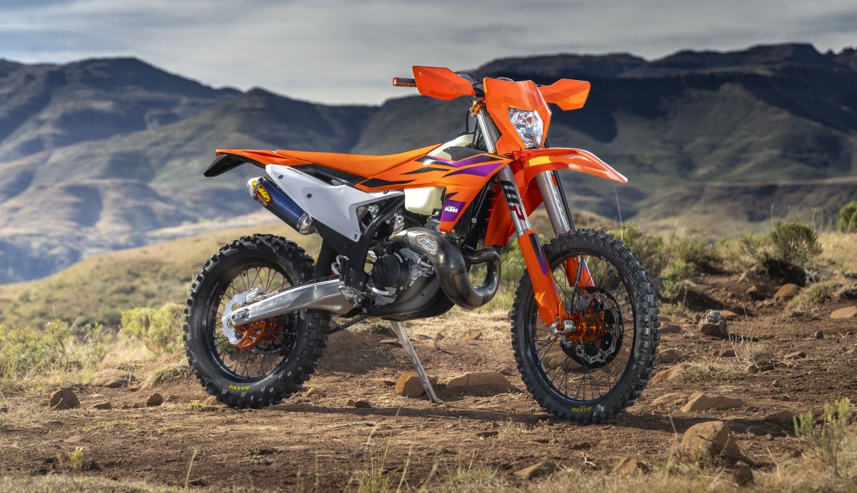 523271 MY24 KTM 300 EXC  KTM EXC PRE   SHOOTING STATIC