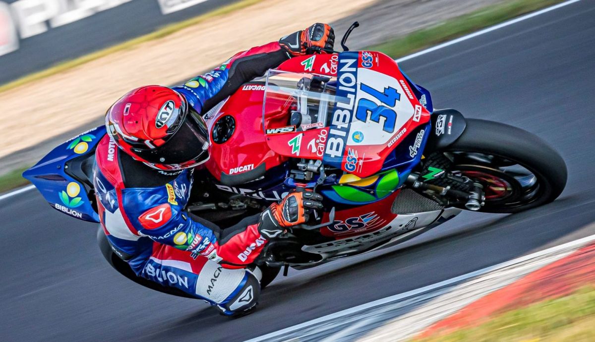 Oli Bayliss se impuso en Supersport, donde corría como invitado Oli Bayliss se impuso en Supersport, donde corría como invitado