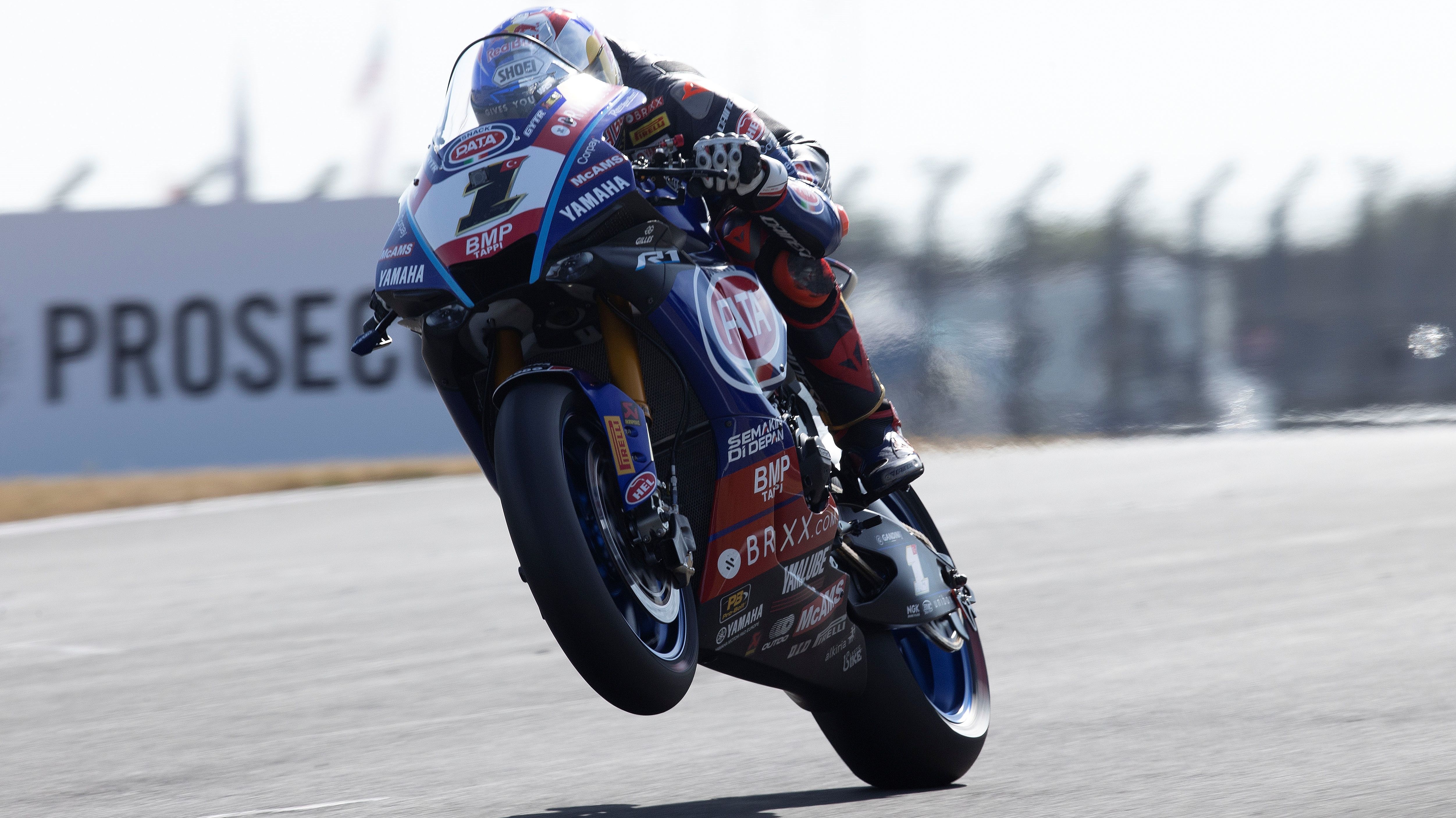 Toprak Razgatlioglu firmó un triplete en Donington el año pasado