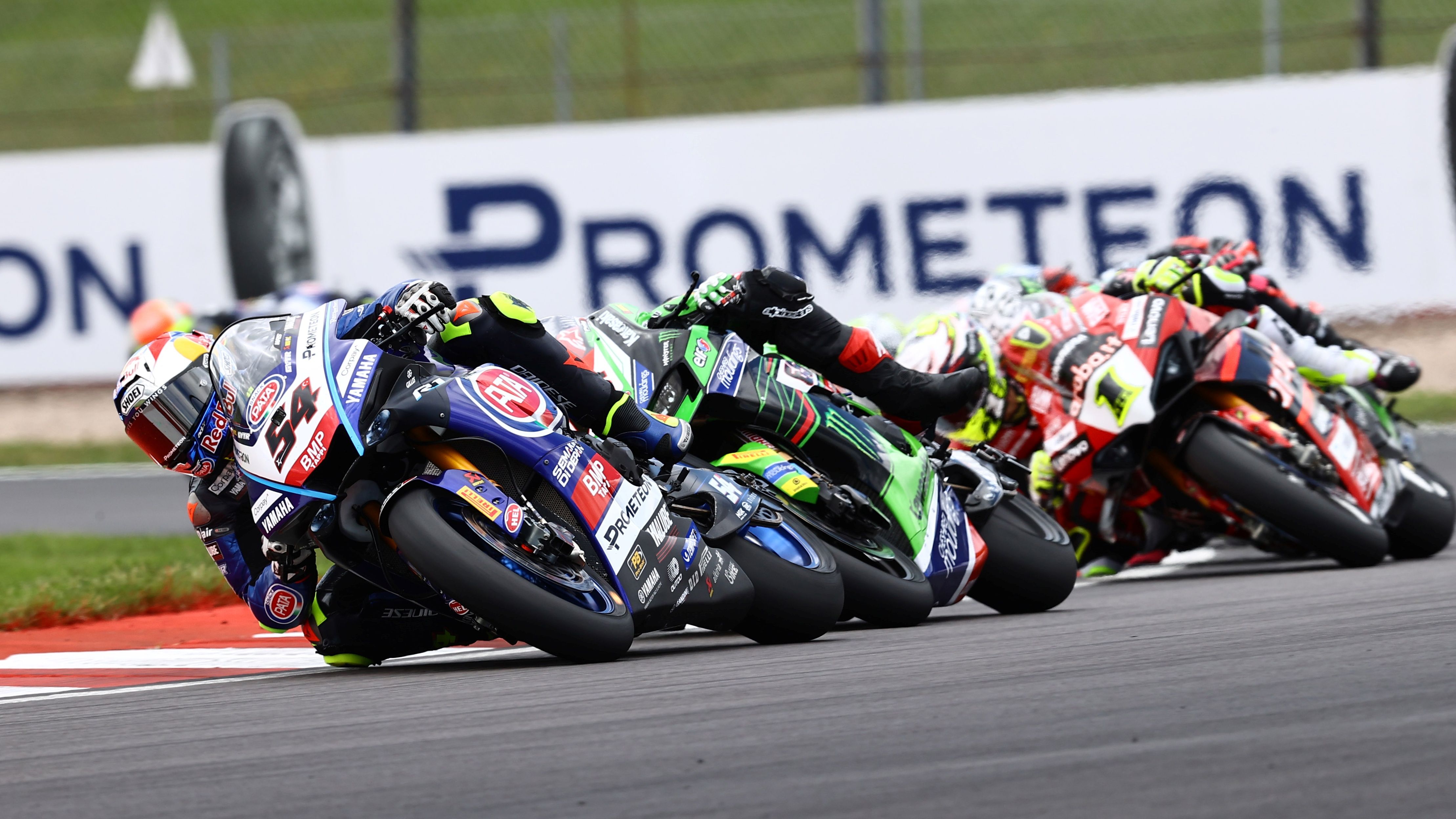 Toprak Razgatlioglu seguido por Jonathan Rea y Álvaro Bautista en Donington