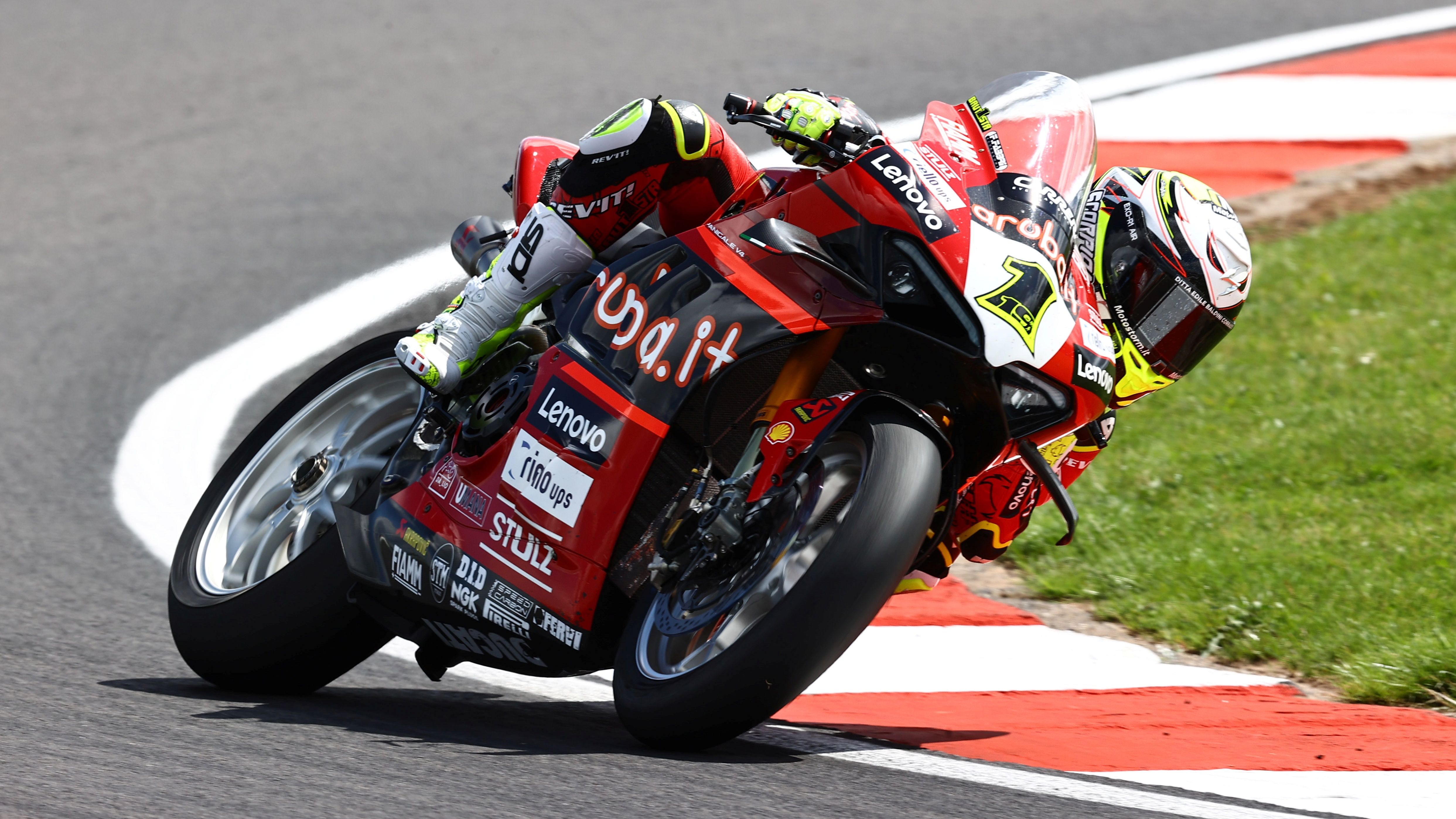 Álvaro Bautista ha logrado la victoria en la carrera final de Donington