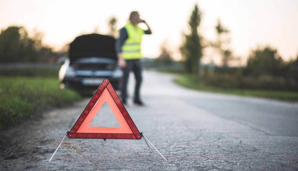 Los triángulos de emergencia son obligatorios en muchos países europeos Los triángulos de emergencia son obligatorios en muchos países europeos