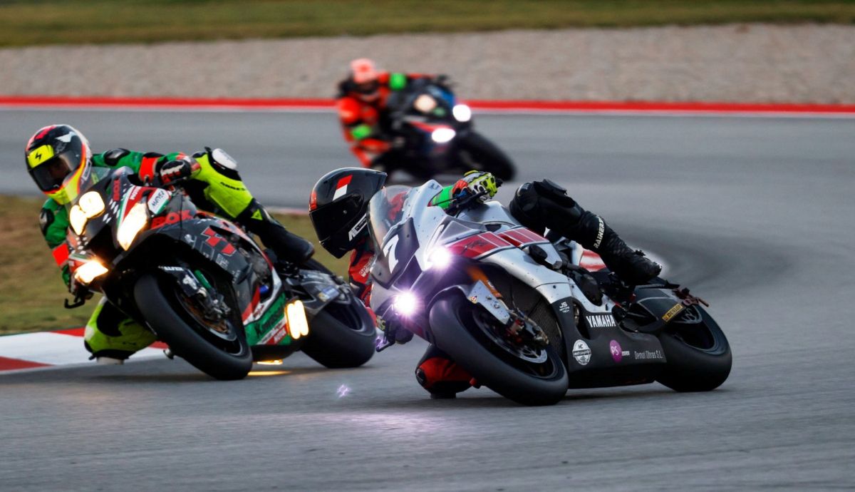 El FR Moto superando al Box69 al caer la noche