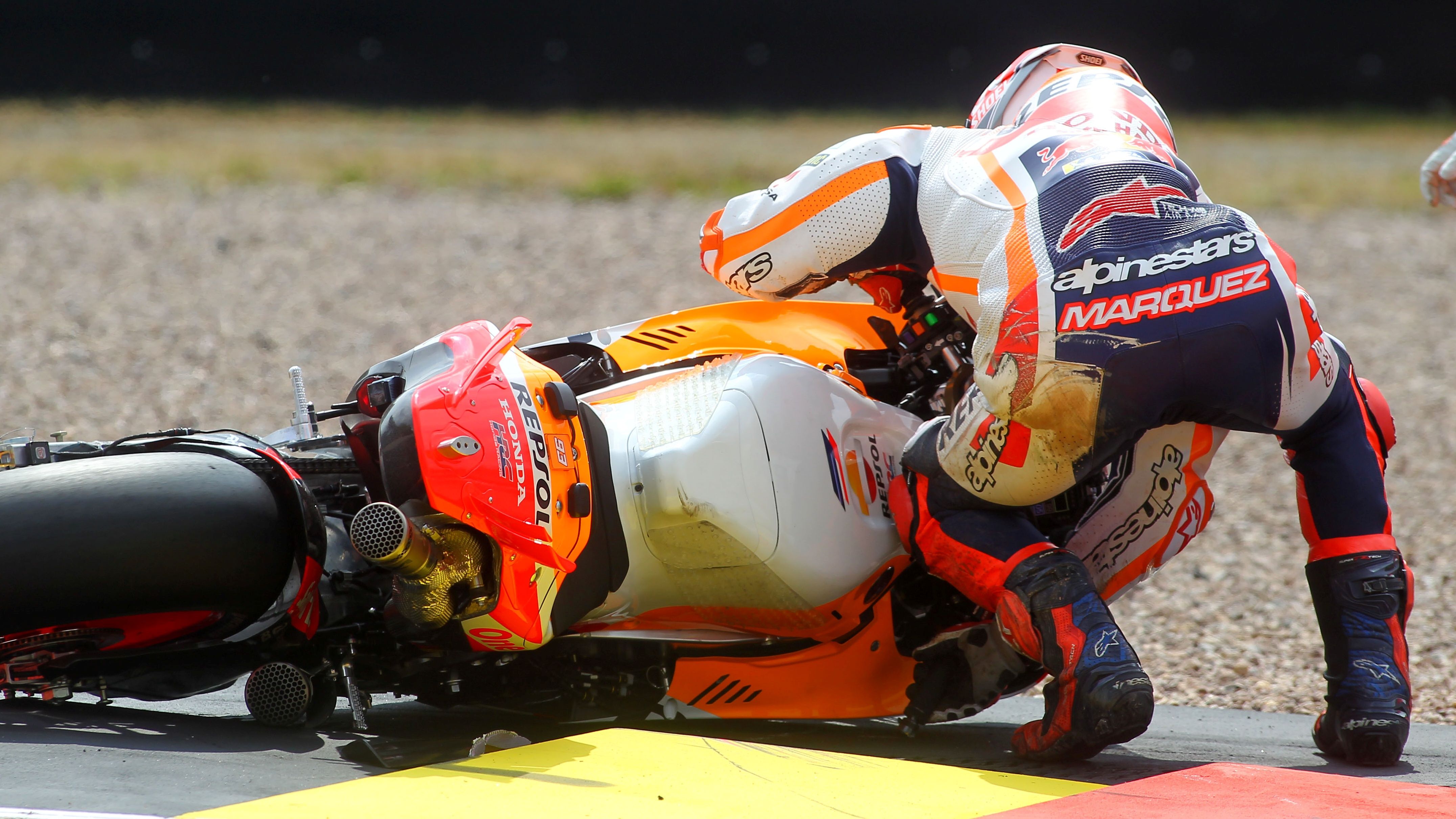 Marc Márquez trata de levantar la Honda en Sachsenring