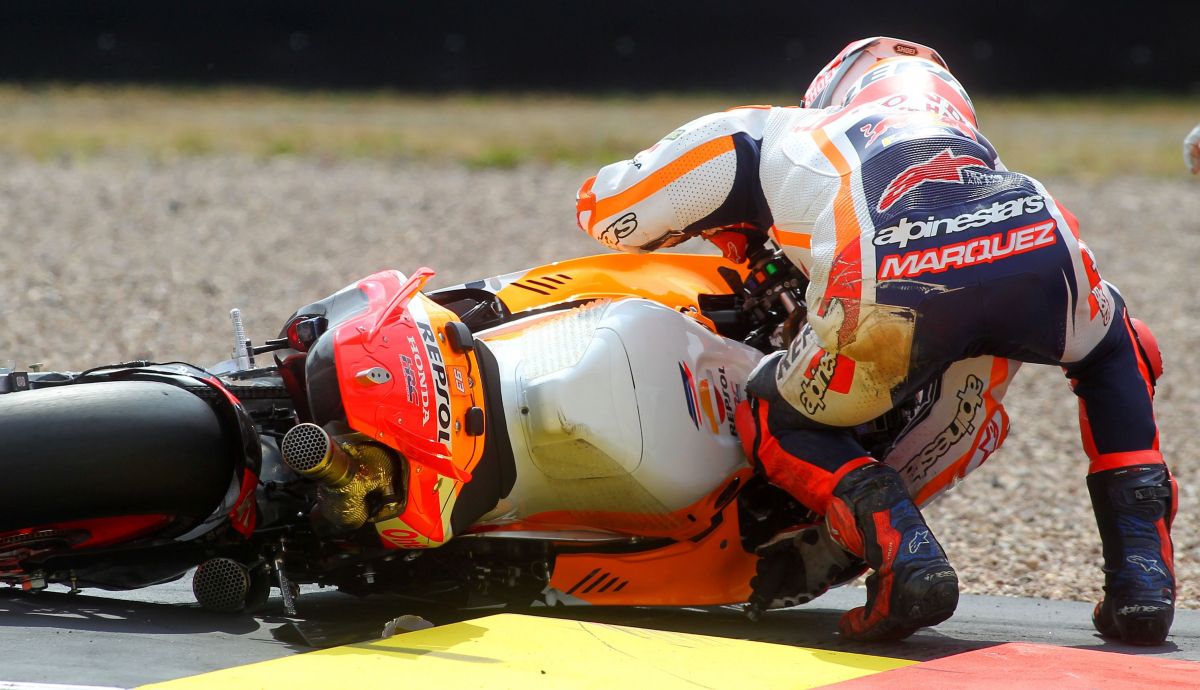 Marc Márquez trata de levantar la Honda en Sachsenring